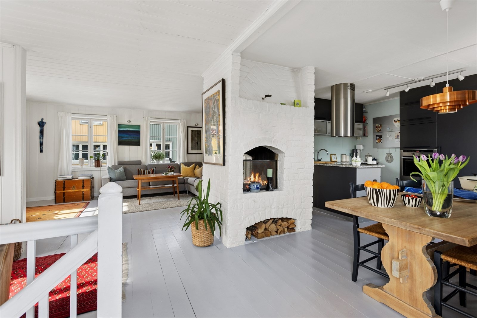 Vi starter i boligens 2. etasje, hvor vi møtes av en flott åpen løsning med flere naturlige soner. Galleribilde