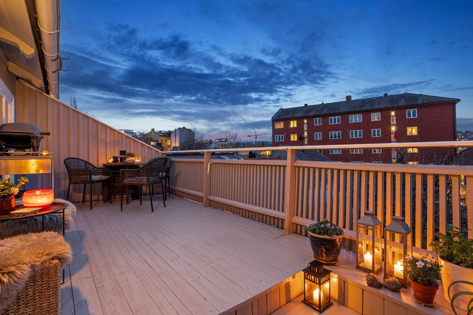 Det er god plass til sittegrupper, grill og beplatning. Galleribilde