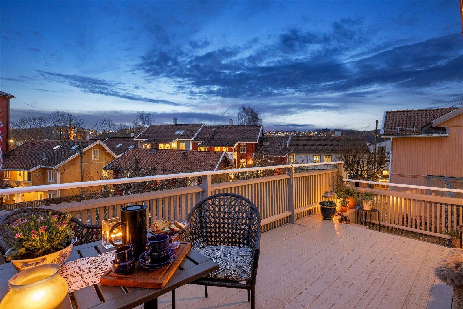 Herlig kveldsstemning på terrassen. Galleribilde