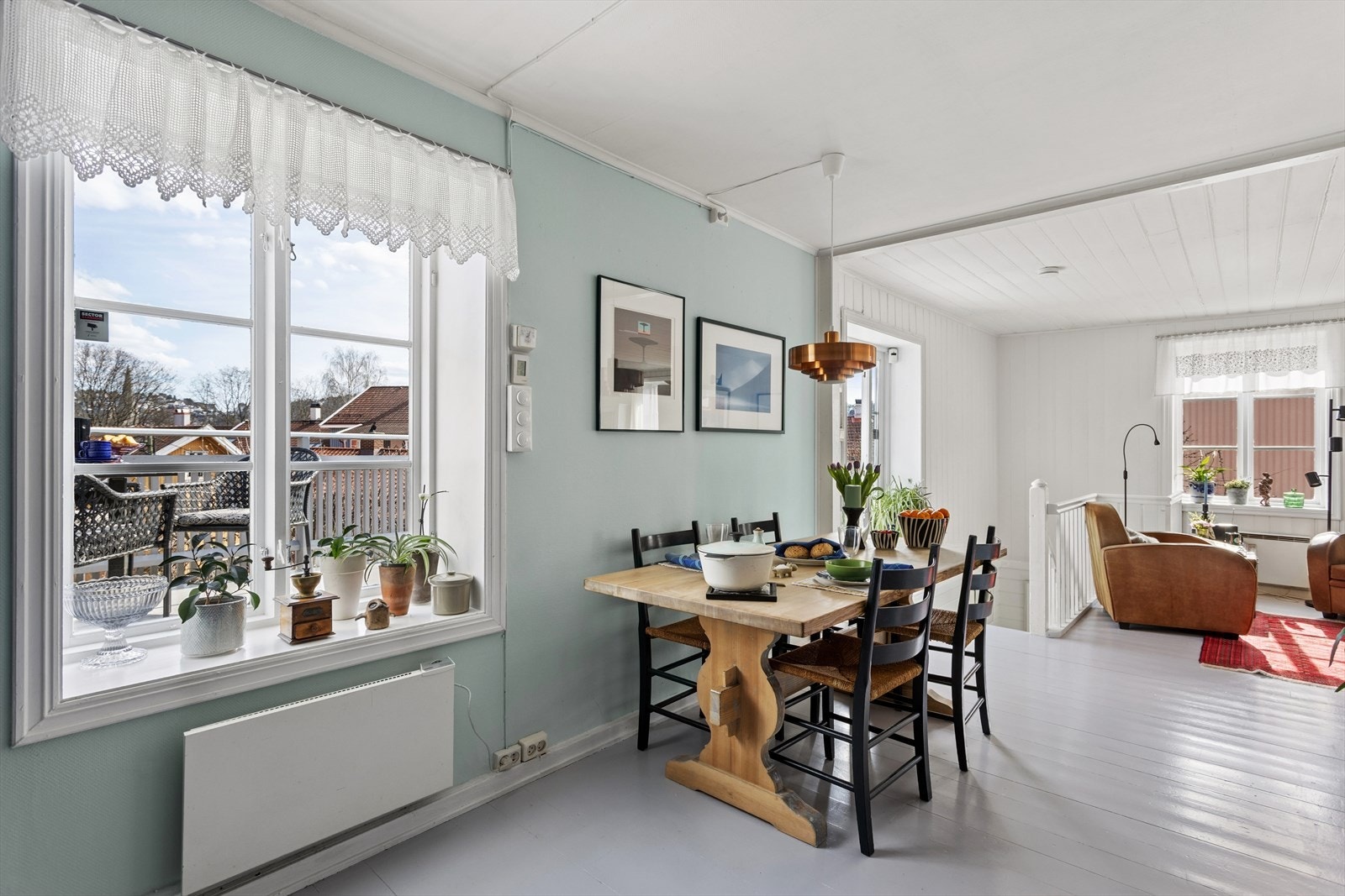 Det er god plass til stort spisebord. Galleribilde