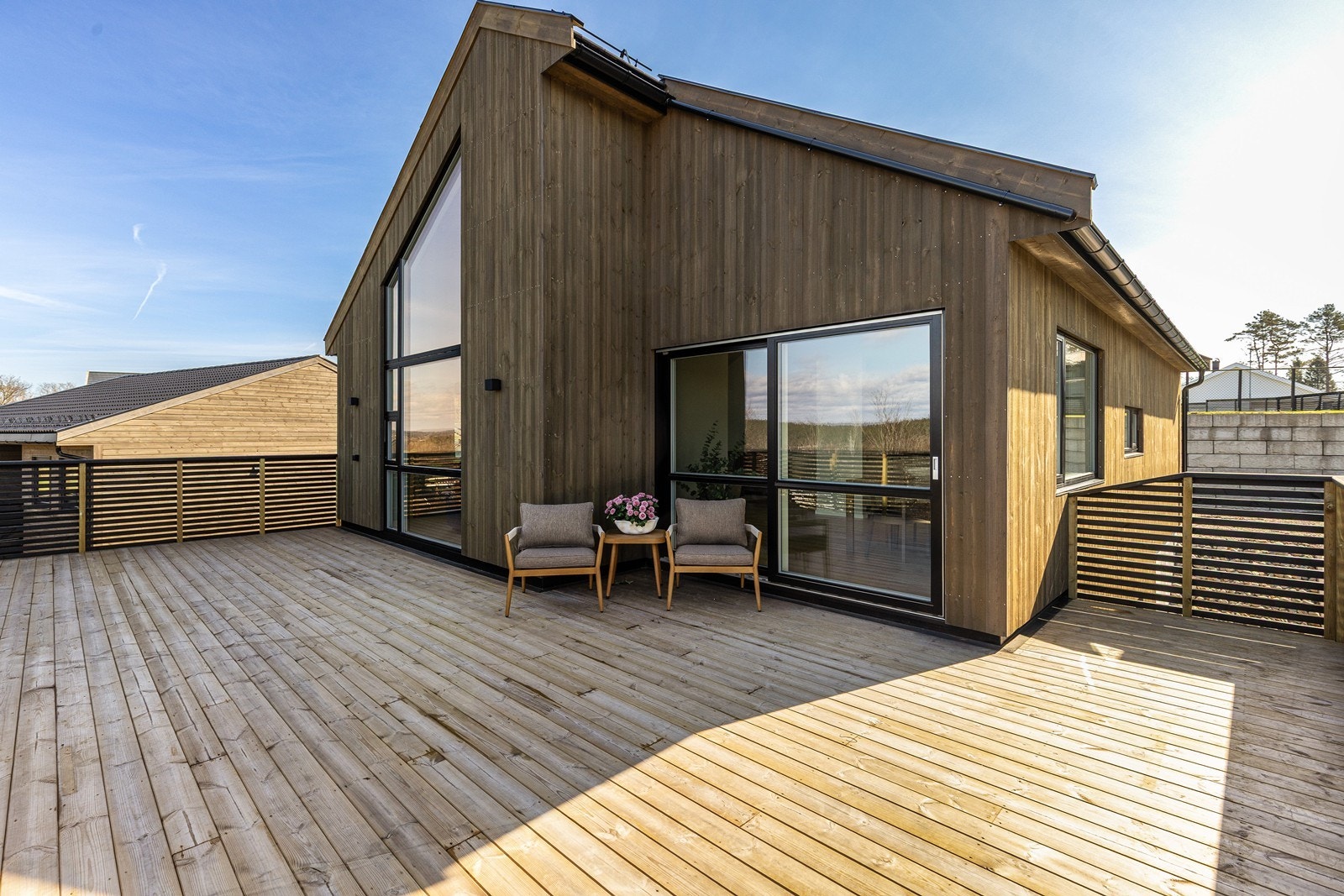 Romslig veranda - her har man sol fra formiddag til kveld Galleribilde