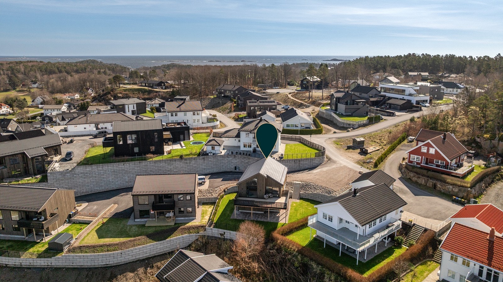 Boligen ligger midt i smørøyet - rett ved flotte turområder - badestrender og sjøen Galleribilde