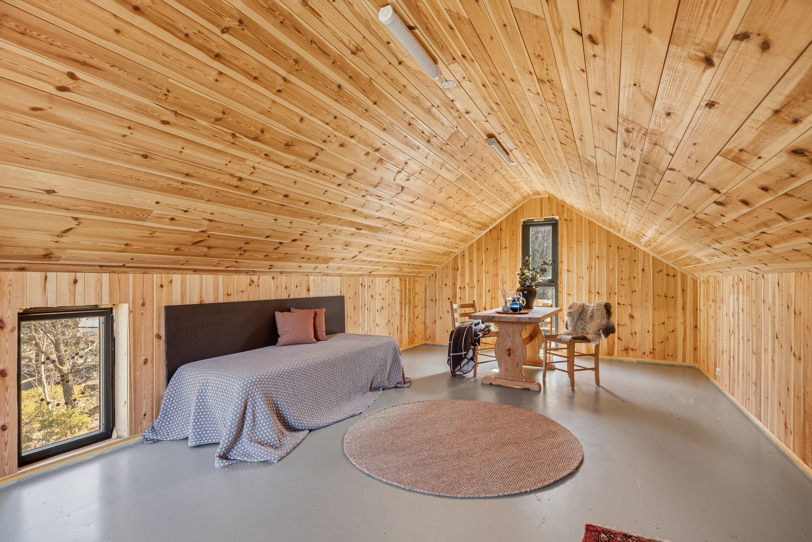 Det er også innredet loft over garasjen (ikke godkjent for varig opphold) Galleribilde