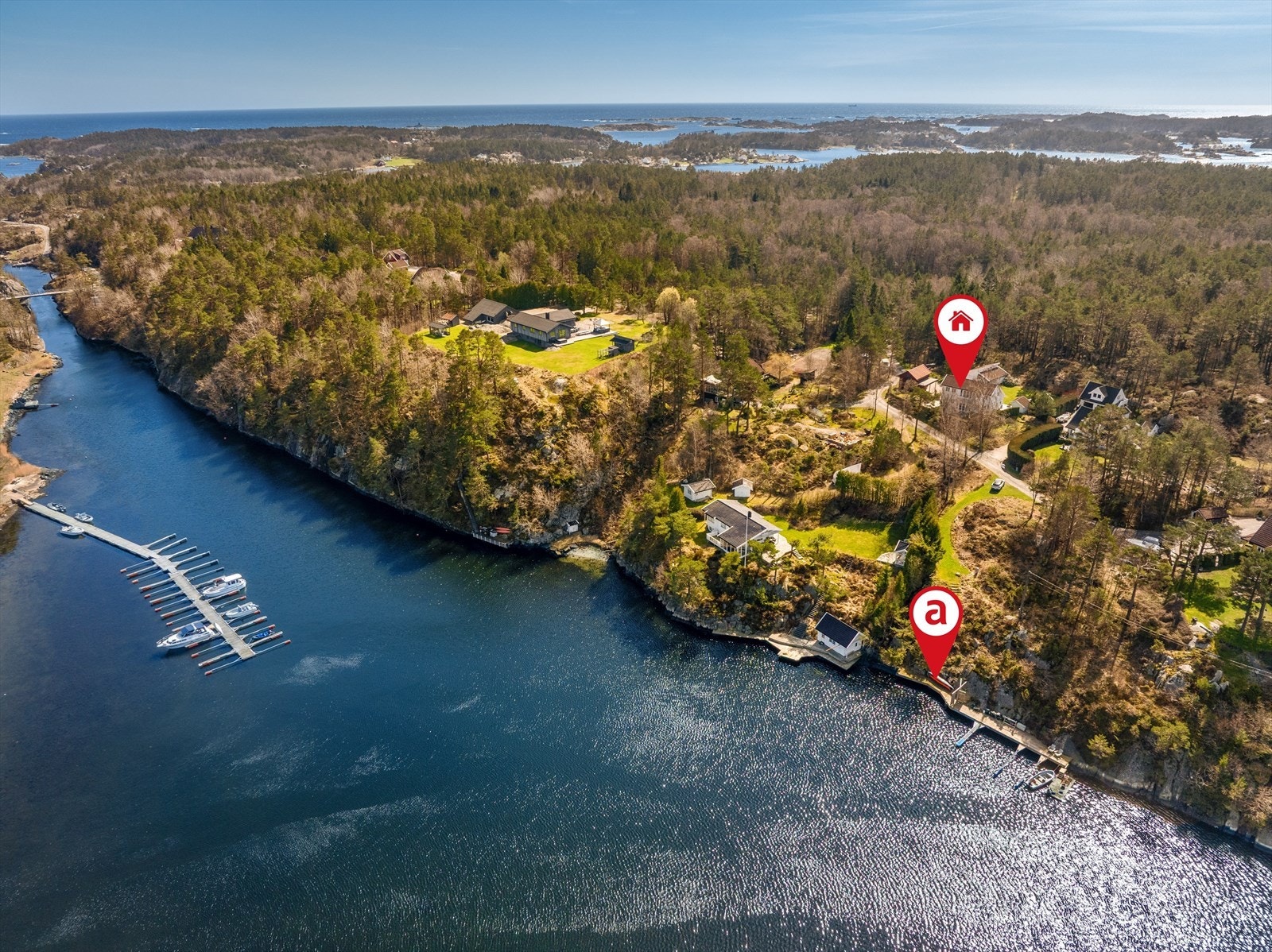 Praktfull og sjarmerende eiendom i naturskjønne omgivelser på Kvannes, Høvåg med tilhørende tinglyst bruksrett på strandlinje/brygge (ca. 10meter lengde) - Se pkt. ferdigattest om brygge (ingen tegninger i kommunens arkiv) Galleribilde