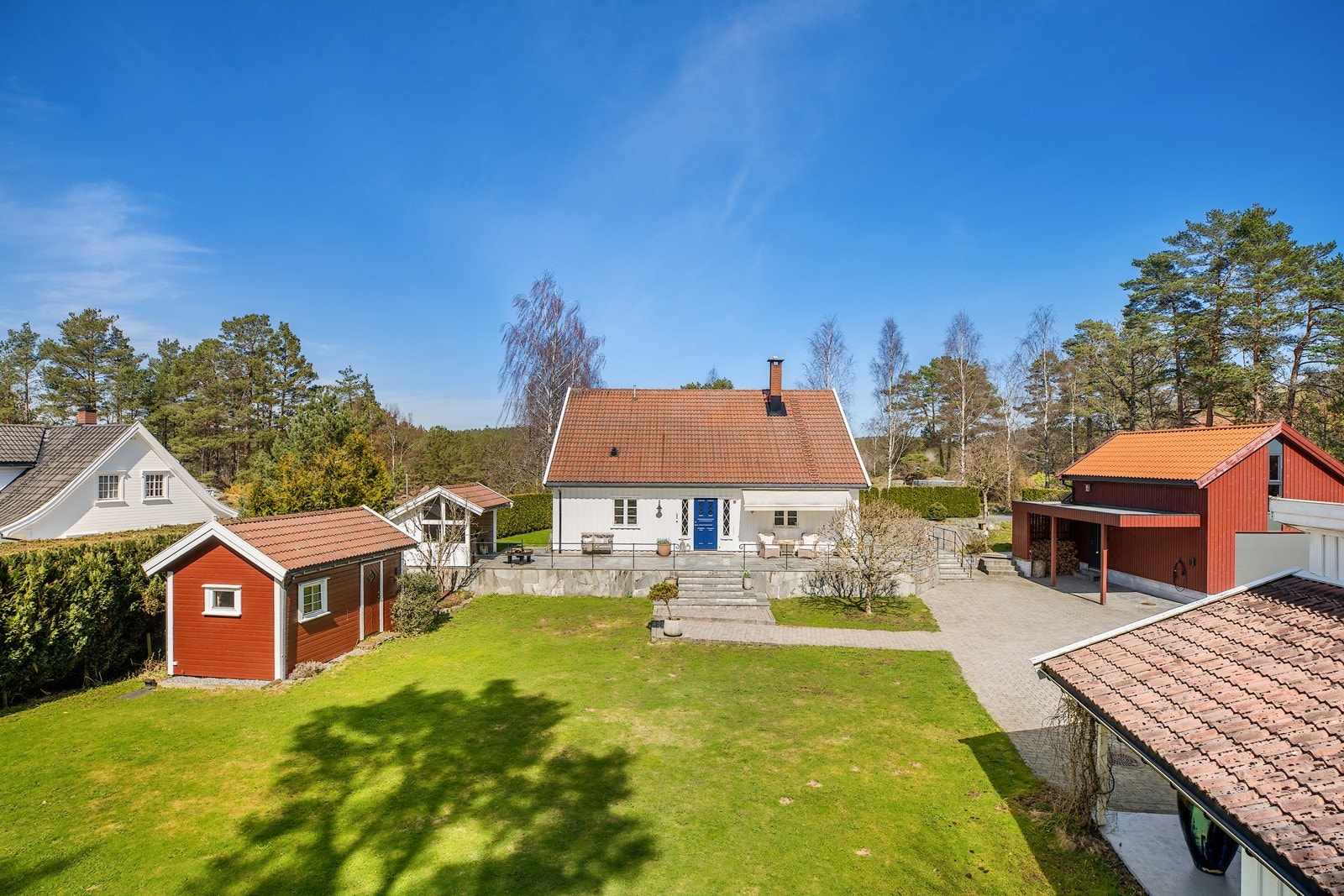 Flott tun med plen Galleribilde