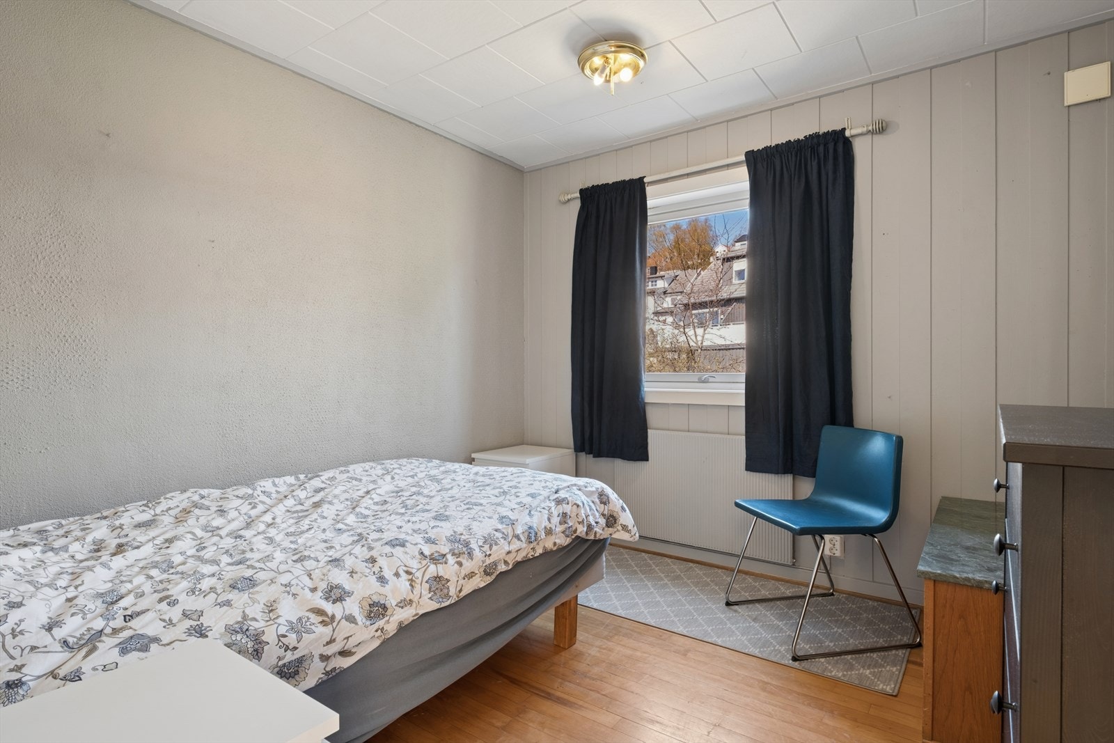 Et av de fire soverommene i etasjen, med plass til seng og oppbevaring. Galleribilde