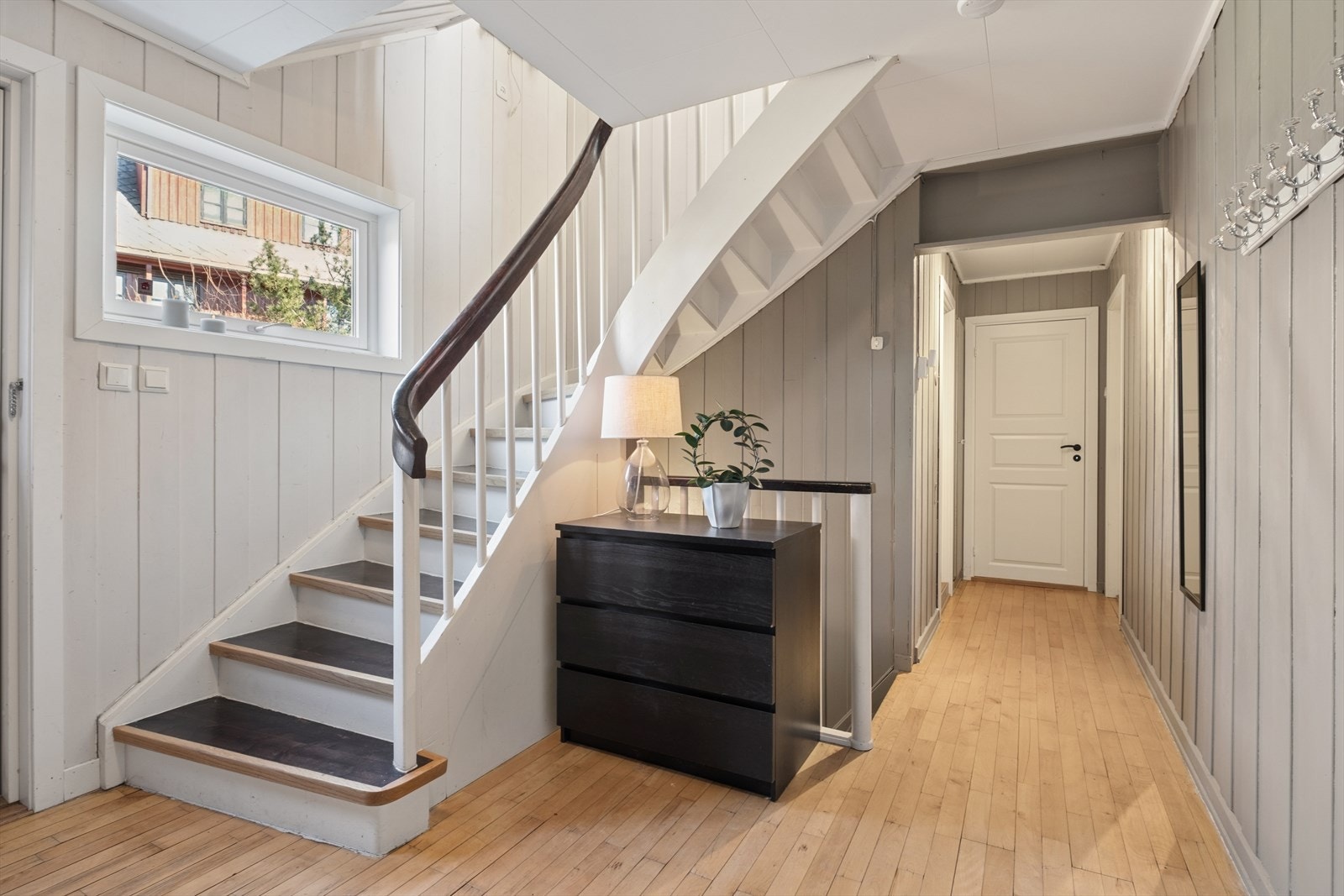 Tretrappen fører opp til en lys og åpen gang som fordeler til rommene i andre etasje. Galleribilde