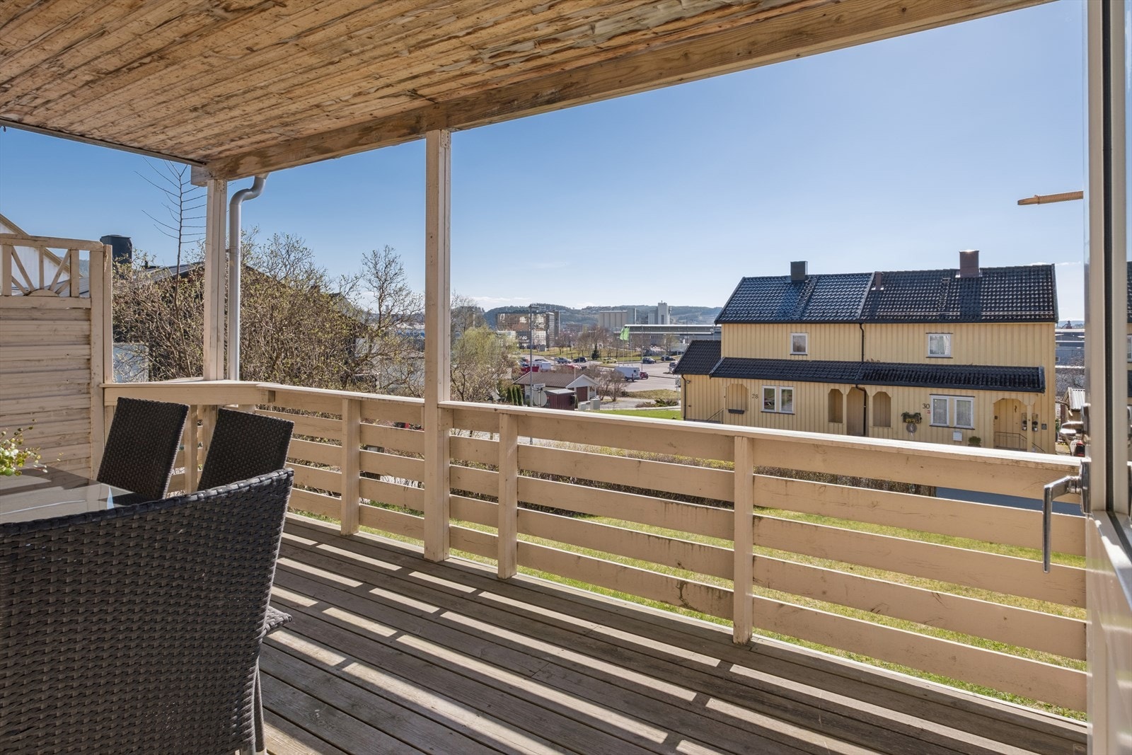 Terrassen i første etasje, med utgang fra stuen, gir en fin uteplass i tilknytning til hagen. Pent uteområde til stor glede på gode og varme sommerdager. Galleribilde