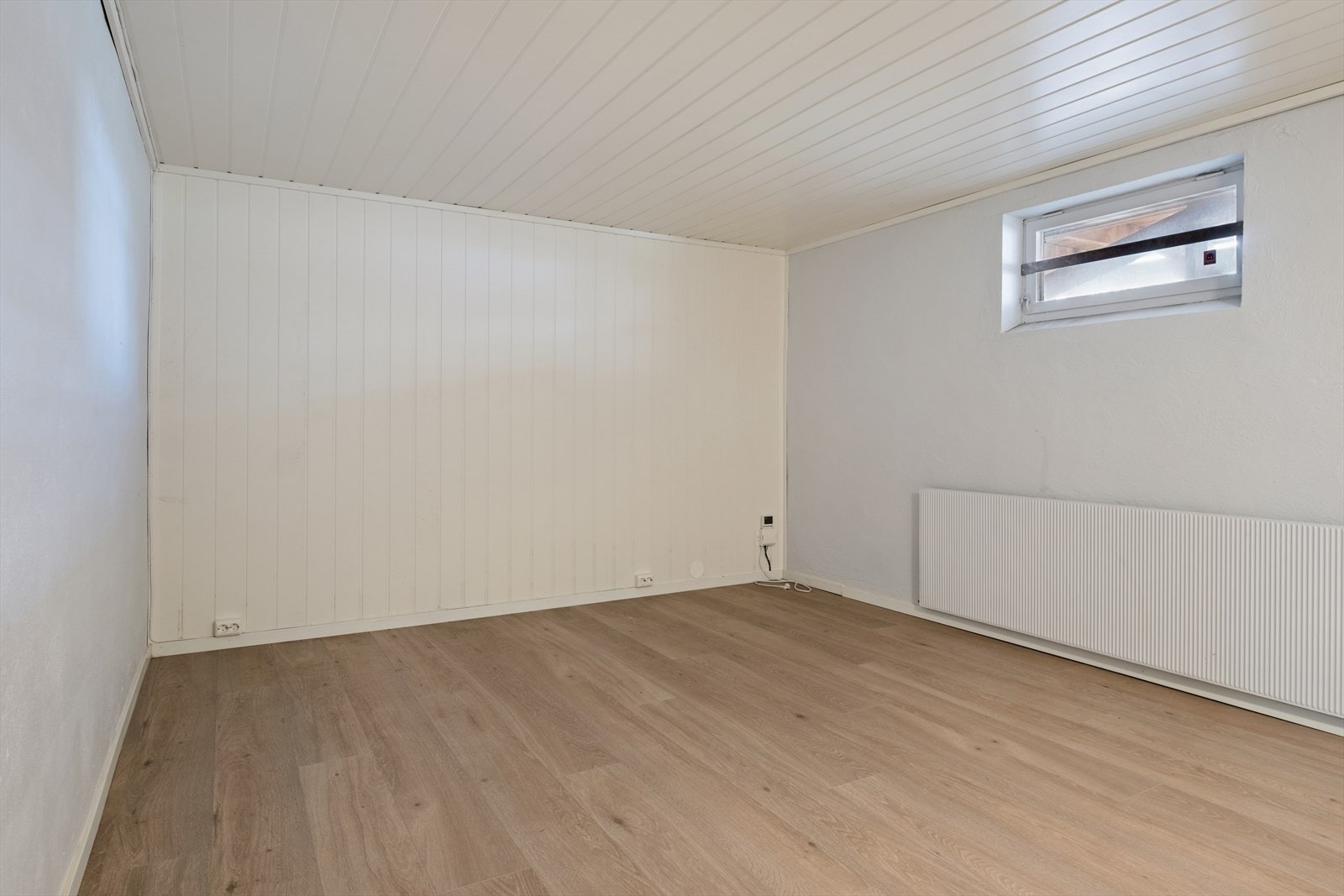 Et av de fire lagerrommene i kjelleren. Her er det rikelig med plass for oppbevaring. Galleribilde