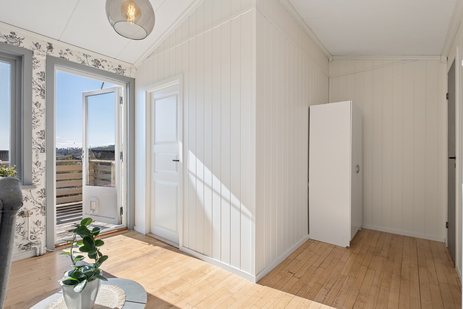 Fra loftstuen er det adkomst til et av soverommene og videre til terrassen. Galleribilde