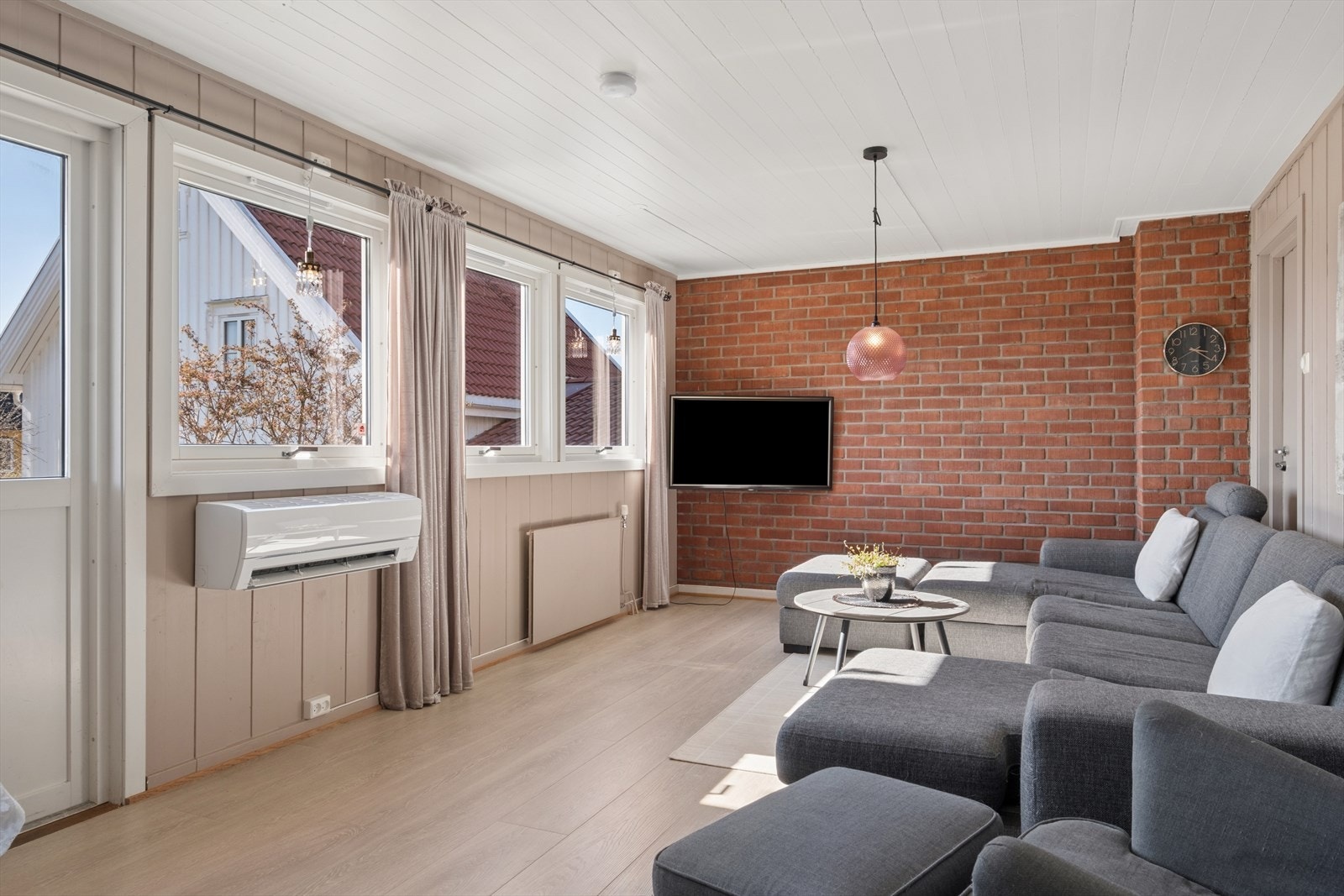 Fra stuen er det direkte utgang til en terrasse og hageområdet. Galleribilde
