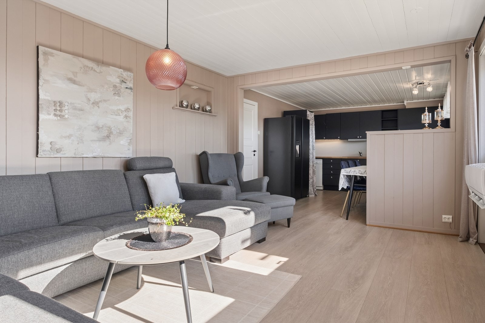 Velkommen til Gamle Kongeveg 35B! Lys og trivelig stue med åpen løsning mot kjøkkenet. Galleribilde
