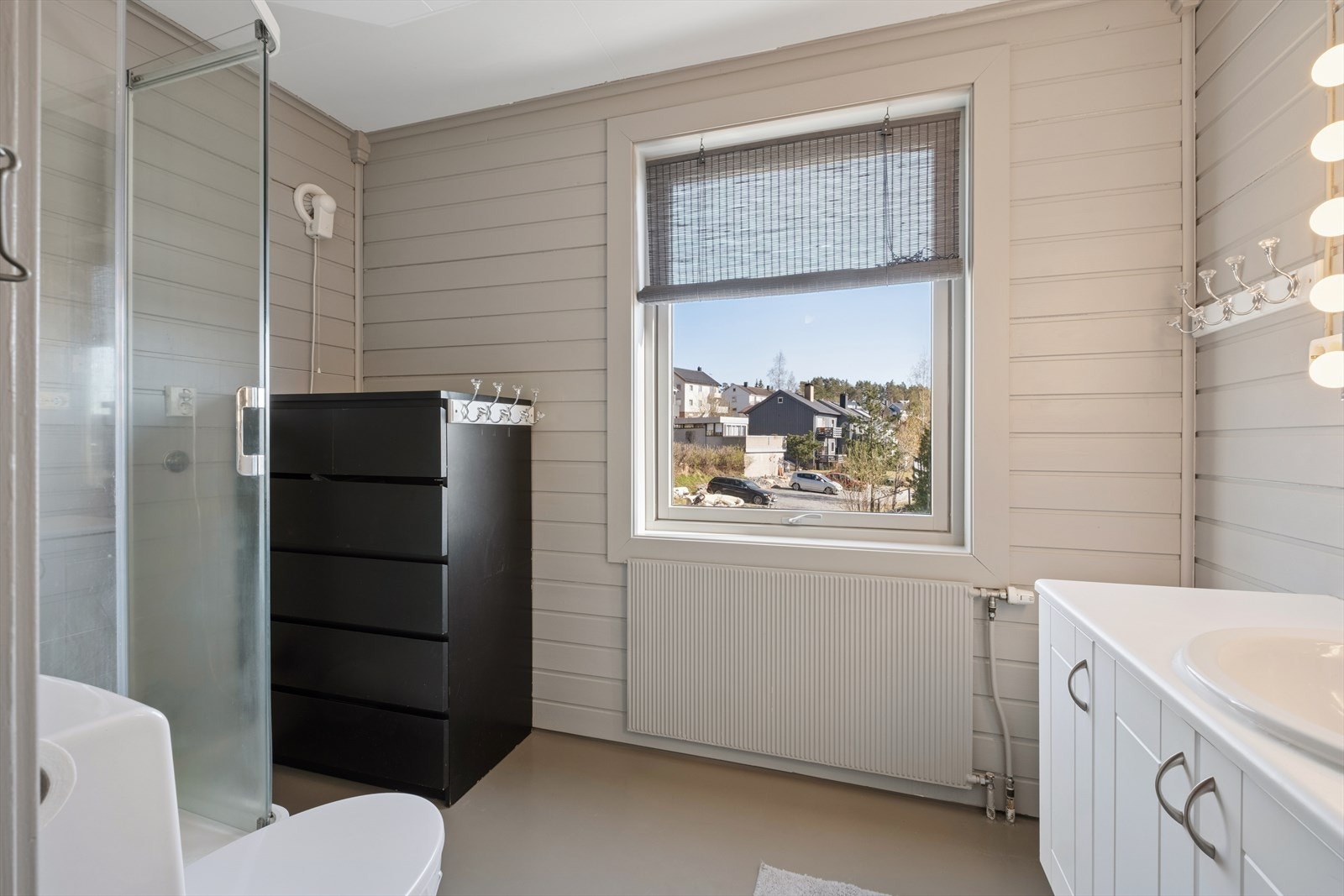 Badet i andre etasje er innredet med dusjkabinett, toalett og servantskap, og har mekanisk avtrek Galleribilde