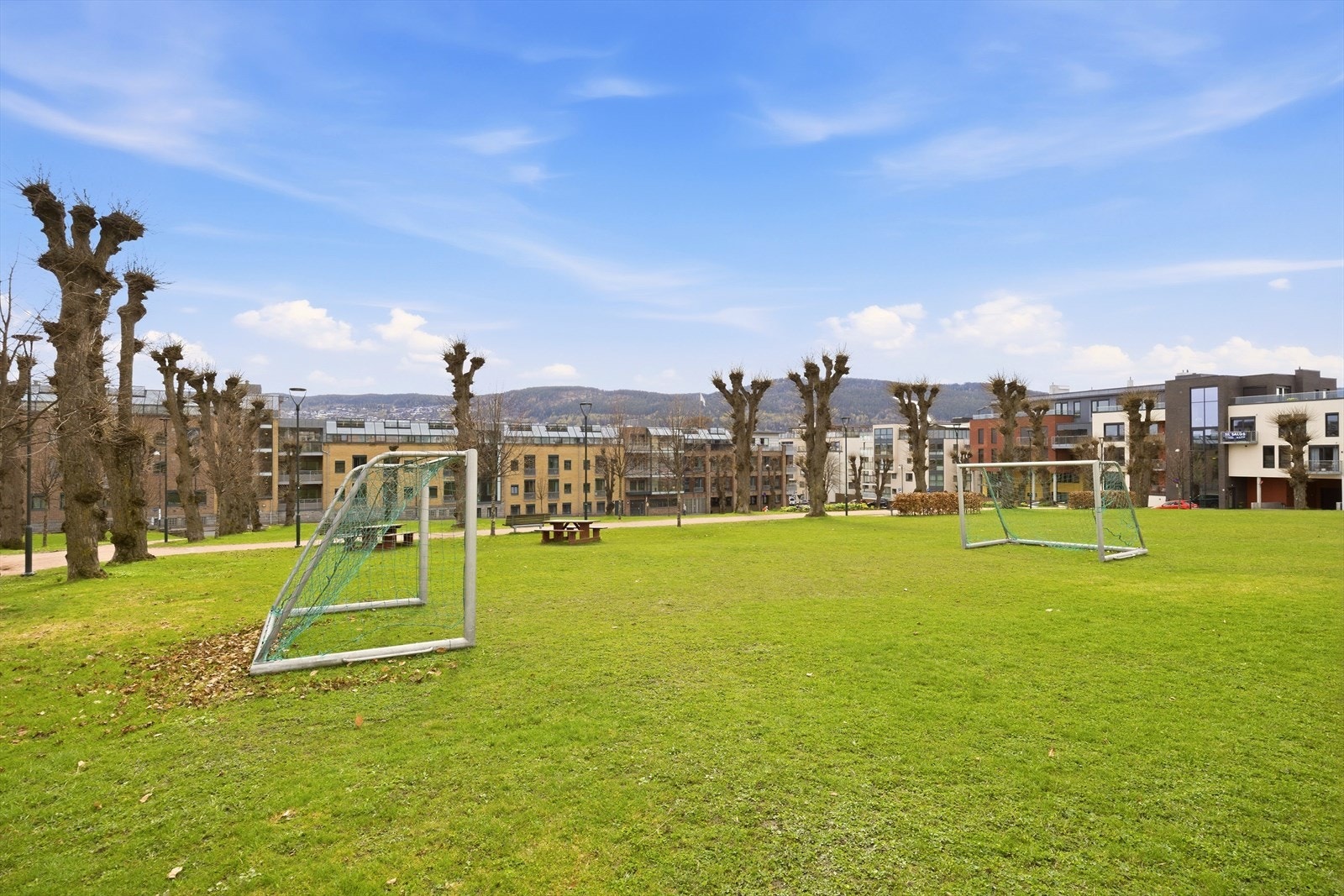 Over veien finner du stor park med ballplass og sittegrupper Galleribilde