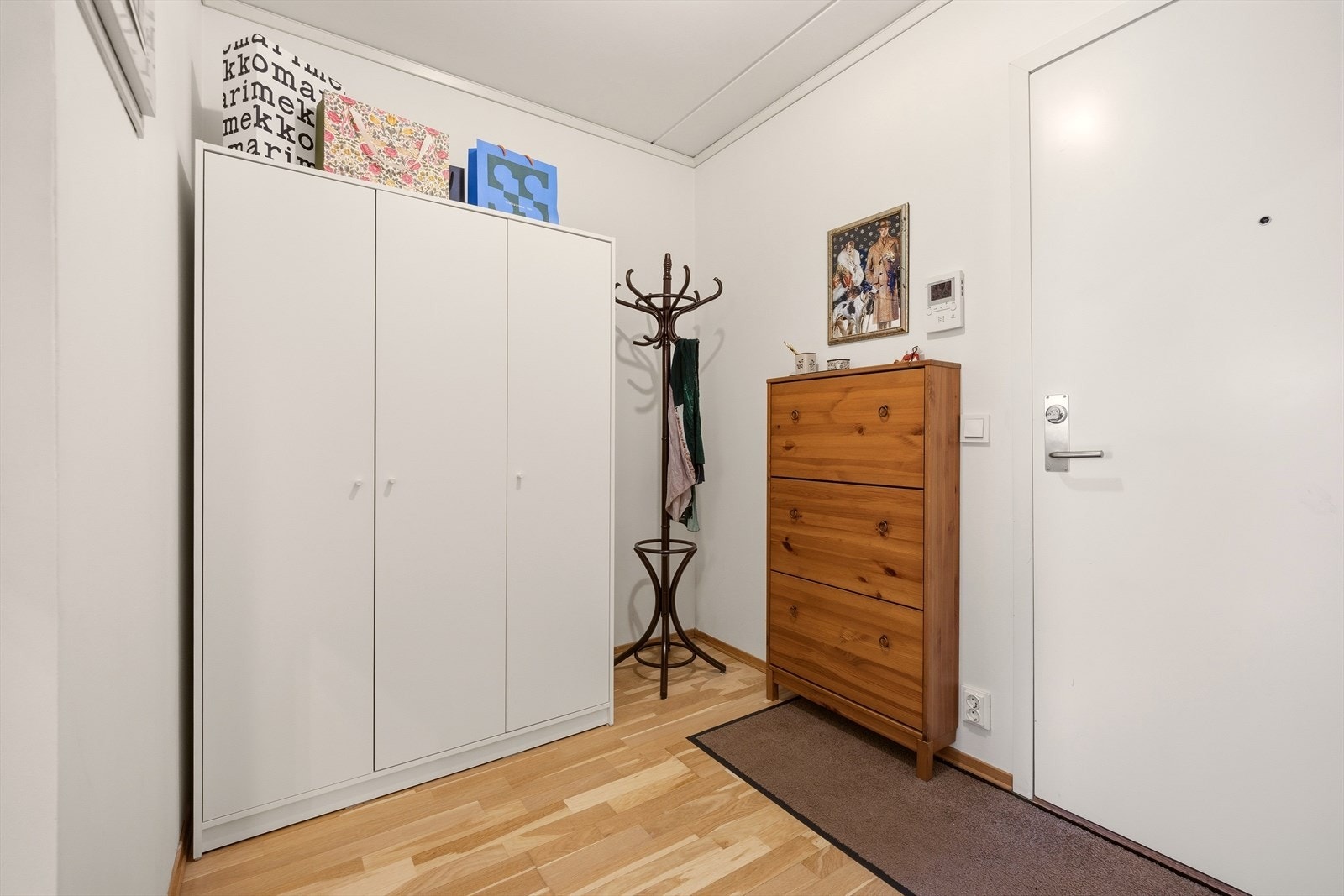 Meget romslig gang med god plass til garderobeskap Galleribilde