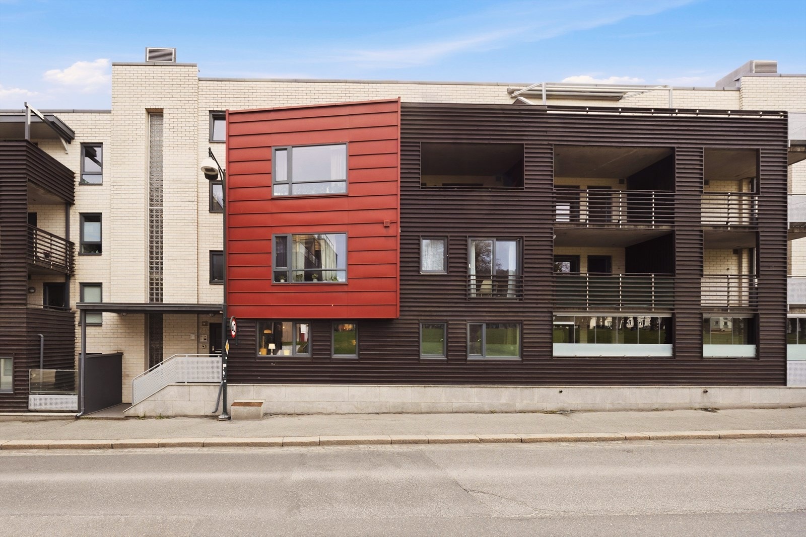 Leiligheten har parkering i garasje med heis til etasjeplan Galleribilde
