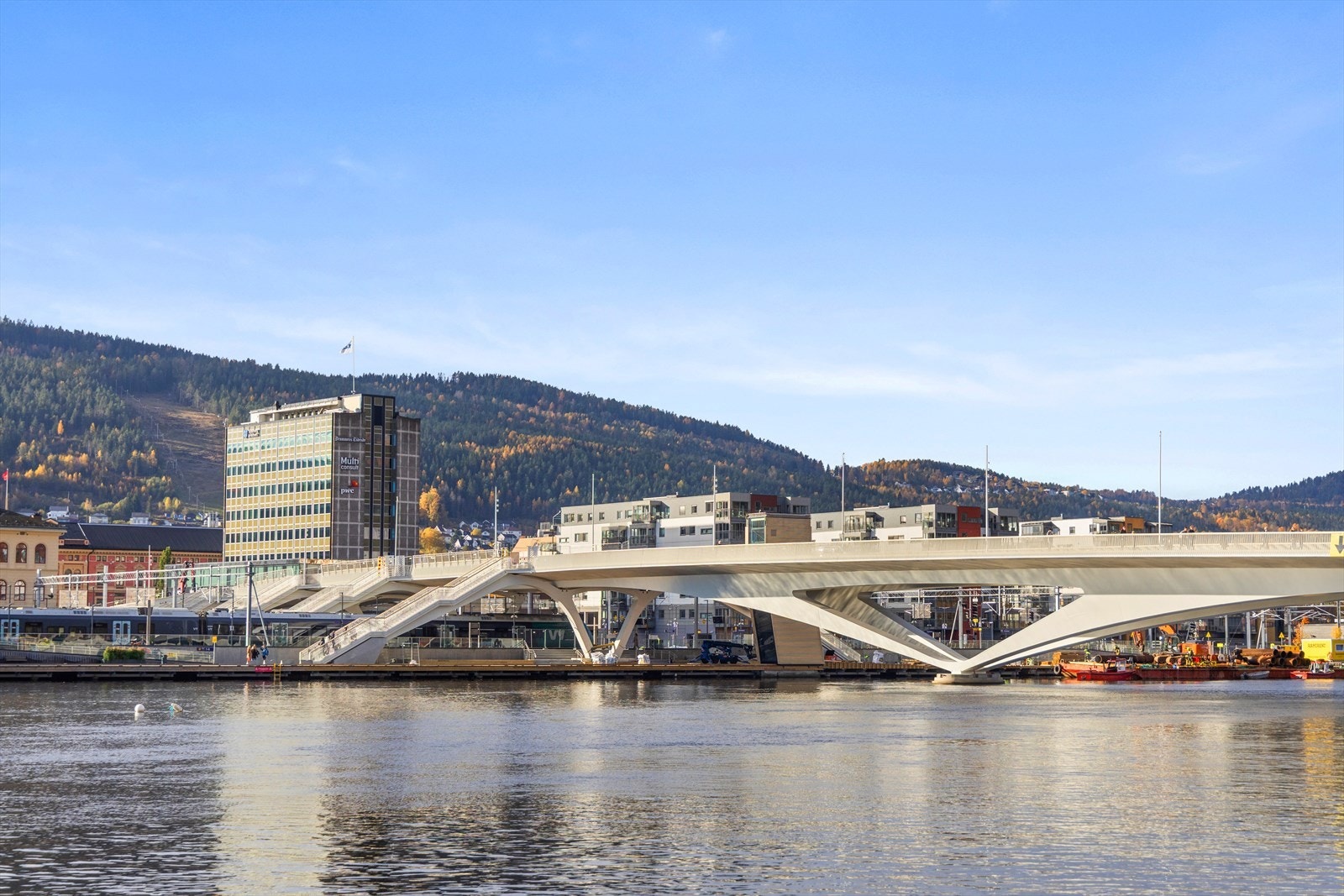 Nye bybrua knytter Strømsø og Bragernes sammen, samt ligger Drammen togstasjon her Galleribilde