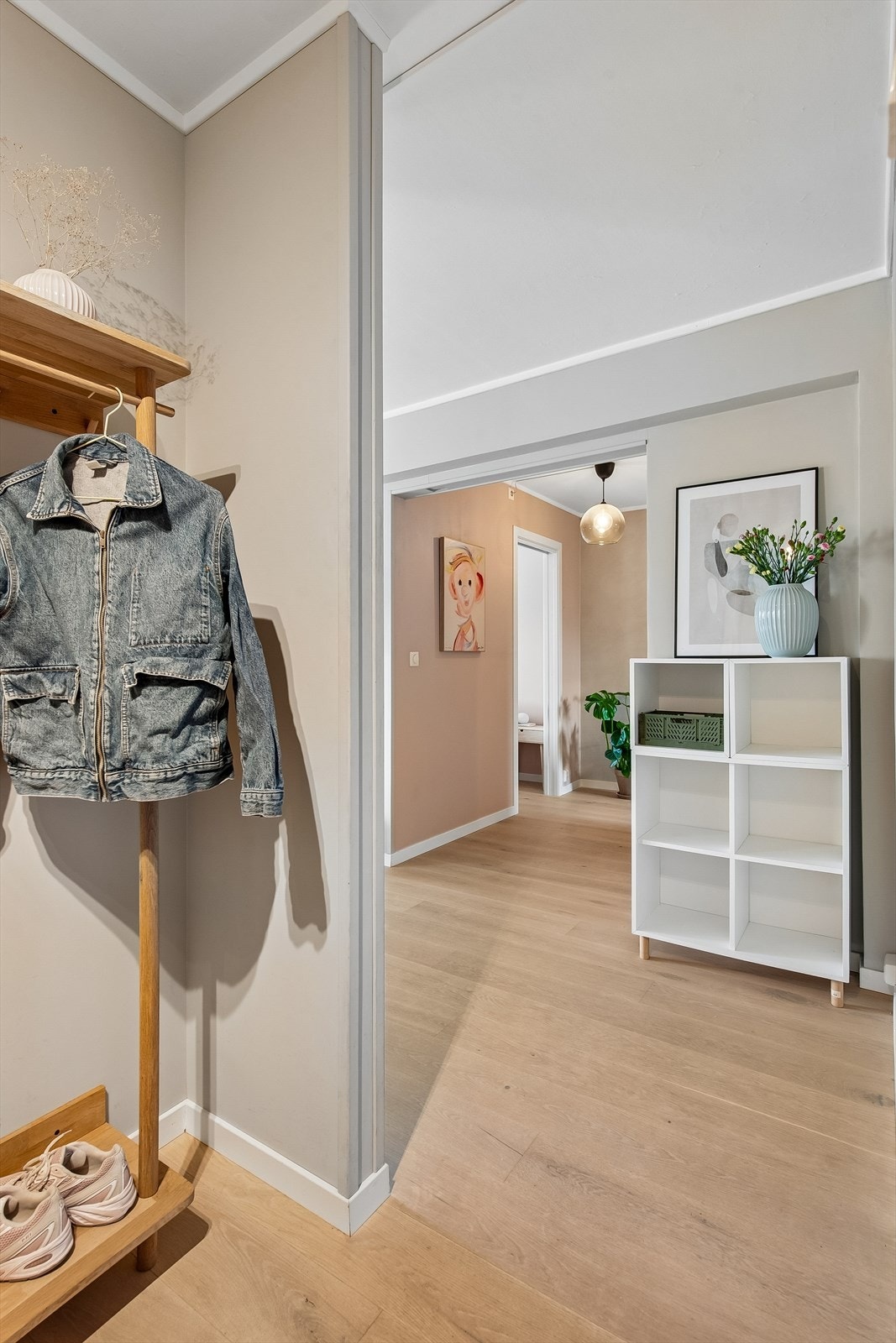 Velkommen inn! Entré med garderobe og porttelefon. Gjennomgående parkettgulv i hele leilighet gir et fint helhetlig inntrykk. Galleribilde
