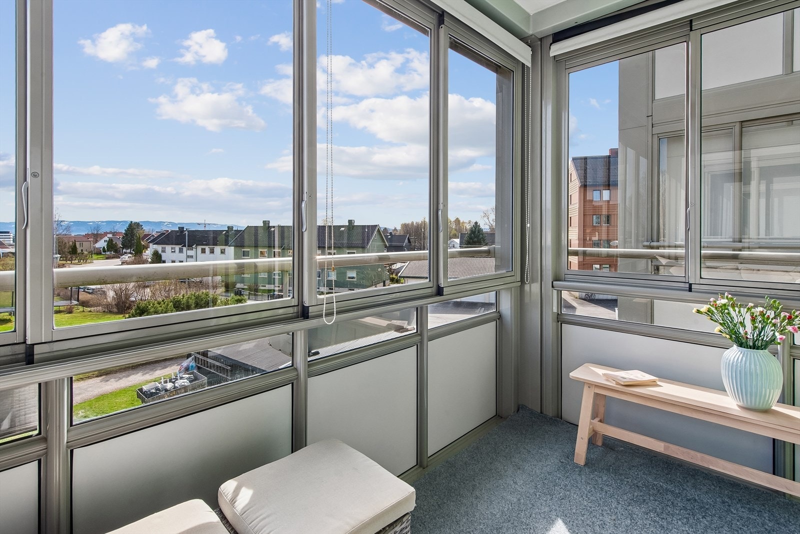Glassflatene kan skyves til side for å slippe inn frisk luft på varme dager. Galleribilde