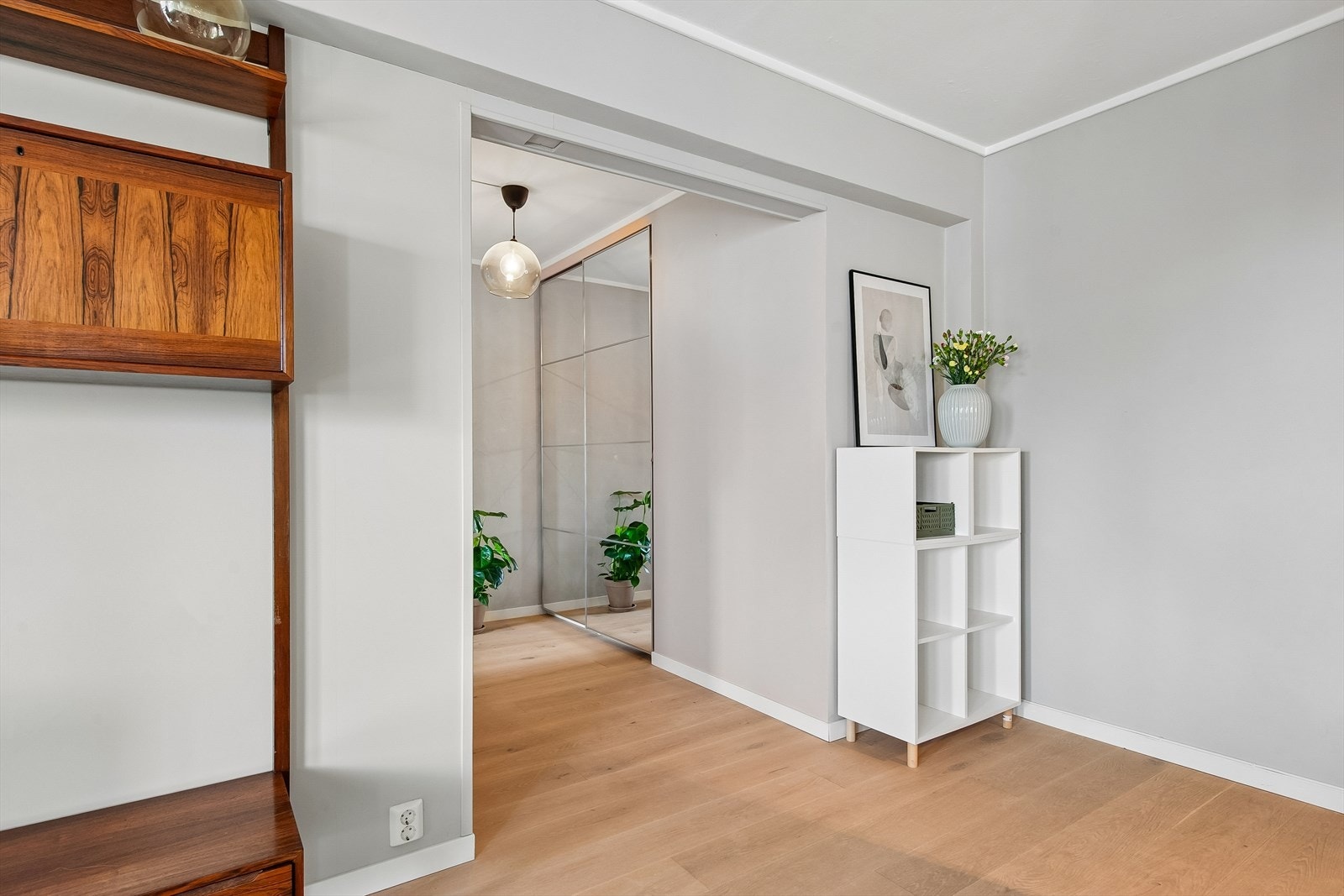 I gangen er det en skyvedørsgarderobe for oppbevaring. I tillegg følger to boder for ekstra lagringsplass: en på 4 m² i kjelleren og en på 2 m² på loftet. Galleribilde