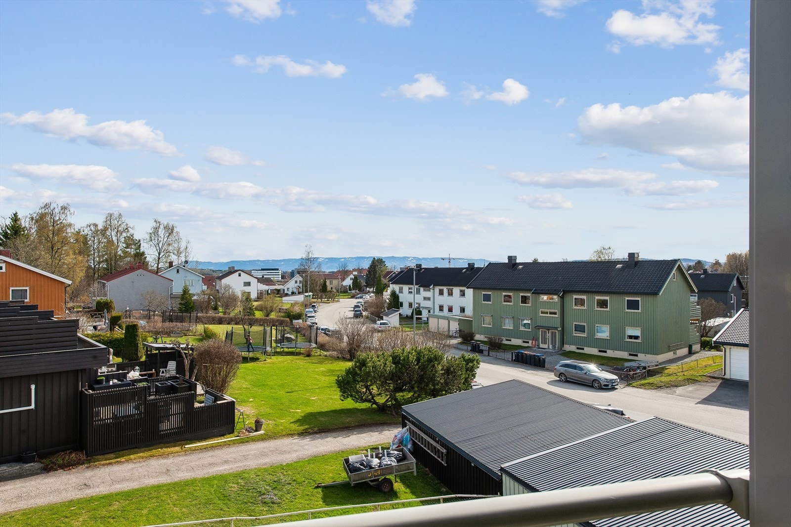 Fra leiligheten er det kort vei til Børstad idrettspark (3 min) og busstopp med forbindelse til sentrum (1 min). Galleribilde