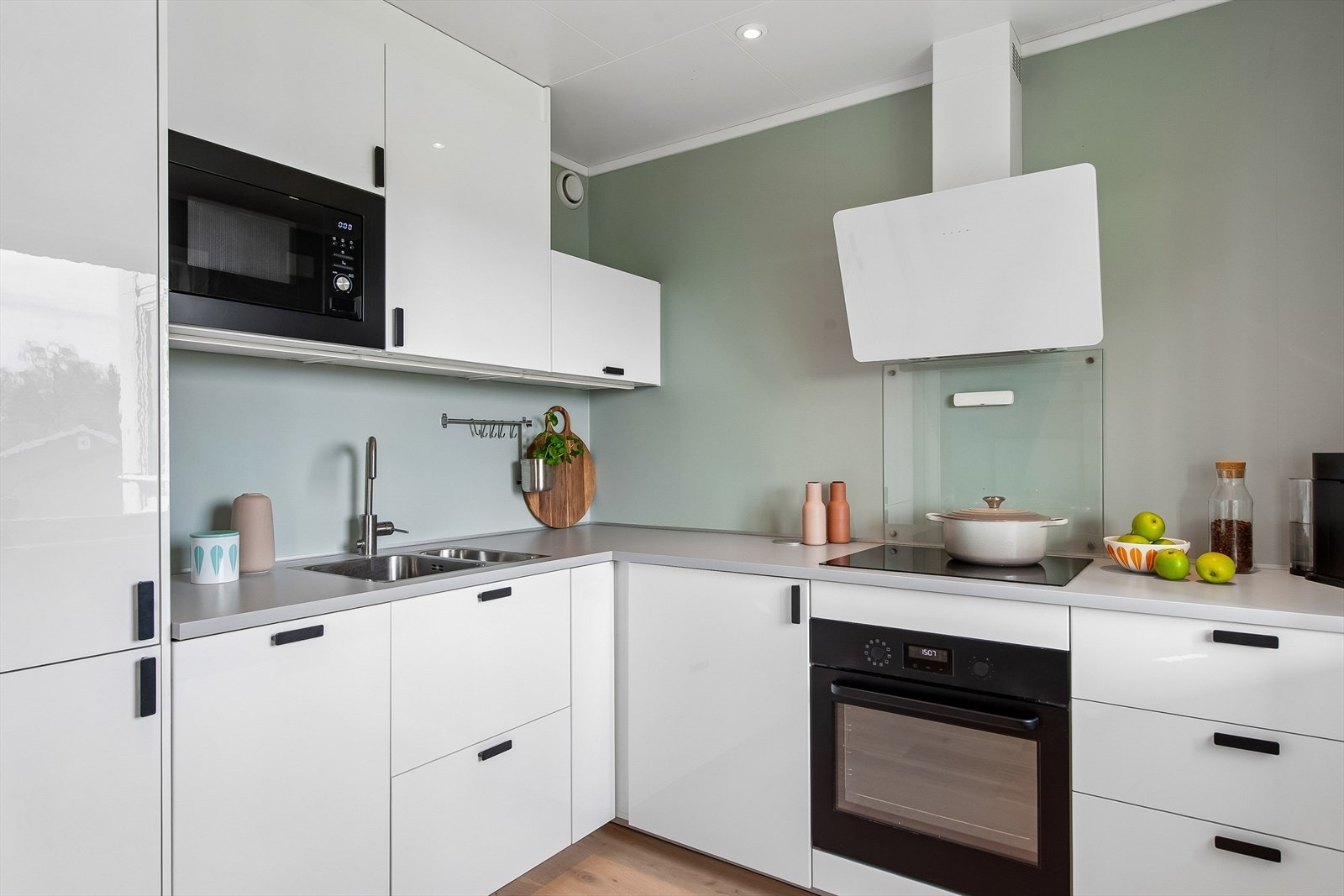 Stilren kjøkkeninnredningen fra Ikea ble installert i 2019 og har integrerte hvitevarer som platetopp, komfyr, kjøl-/fryseskap, mikrobølgeovn og oppvaskmaskin. Galleribilde