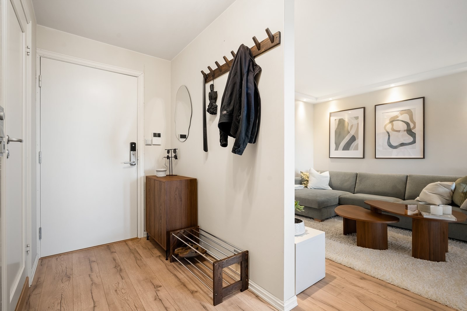 Entre til gang med skyvedørsgarderobe Galleribilde