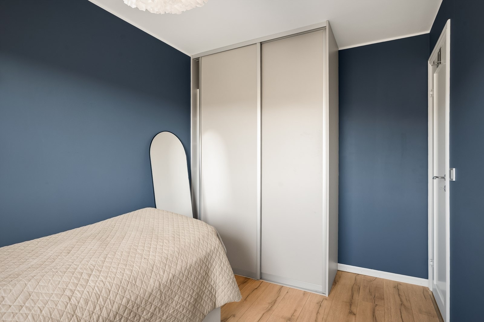 Soverom 2 med skyvedørsgarderobe Galleribilde