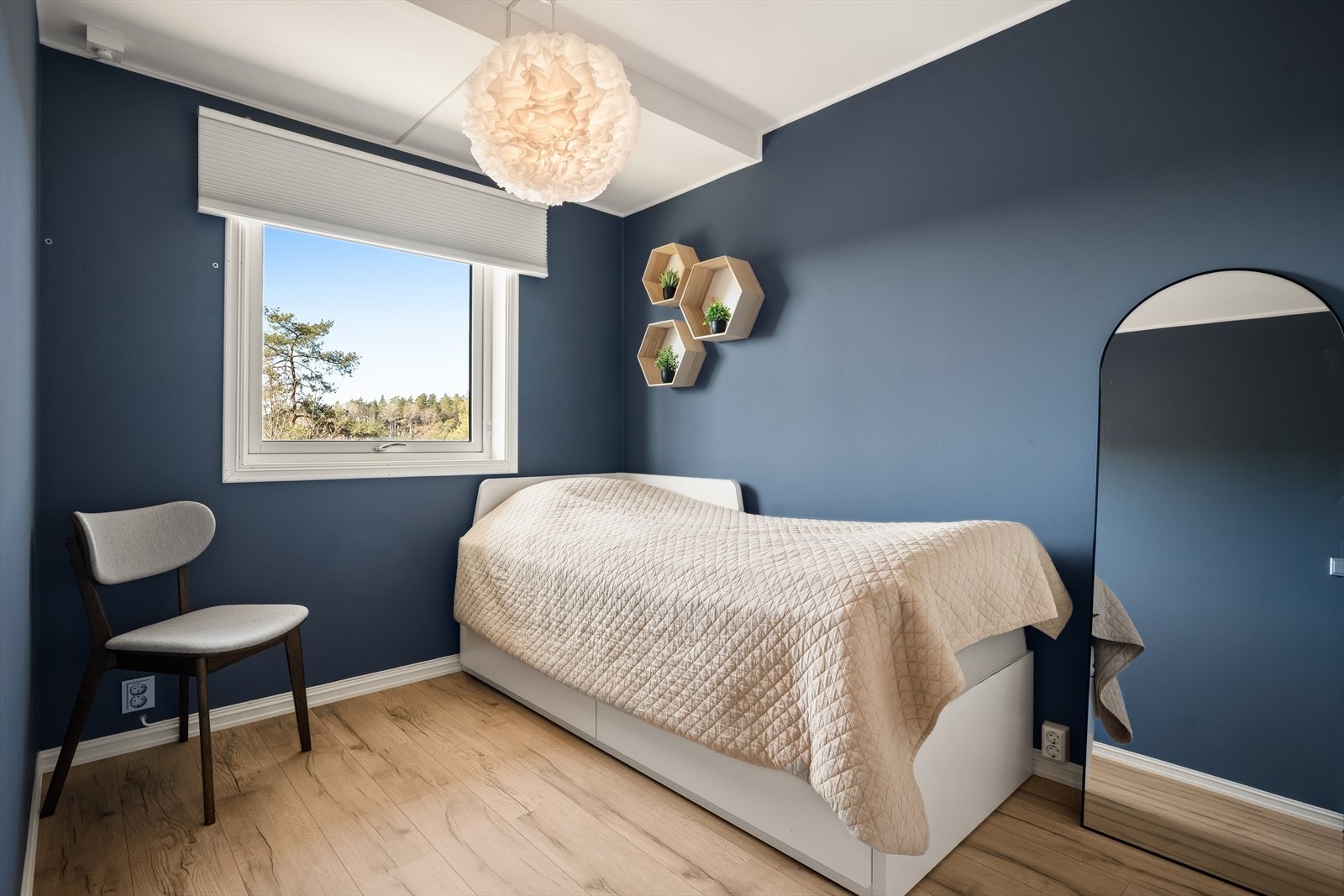 Soverom 2 med skyvedørsgarderobe Galleribilde