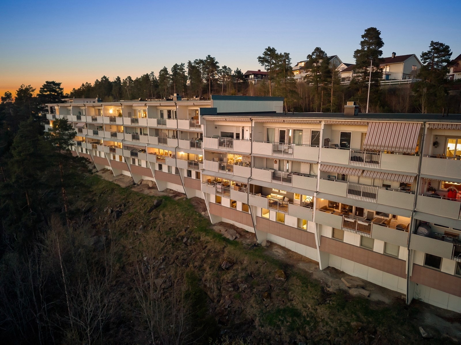 Stille og rolig nabolag med gangvei ned til Kolbotn sentrum Galleribilde