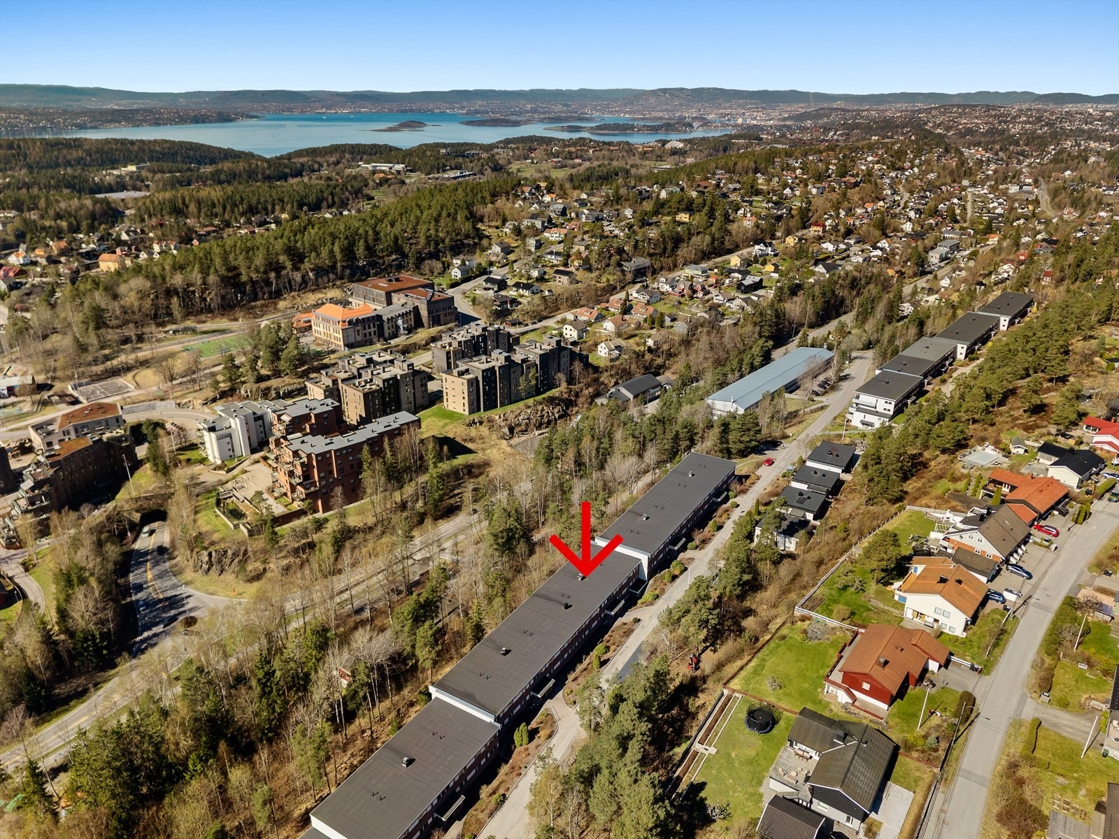 Stille og rolig nabolag med gangvei ned til Kolbotn sentrum Galleribilde
