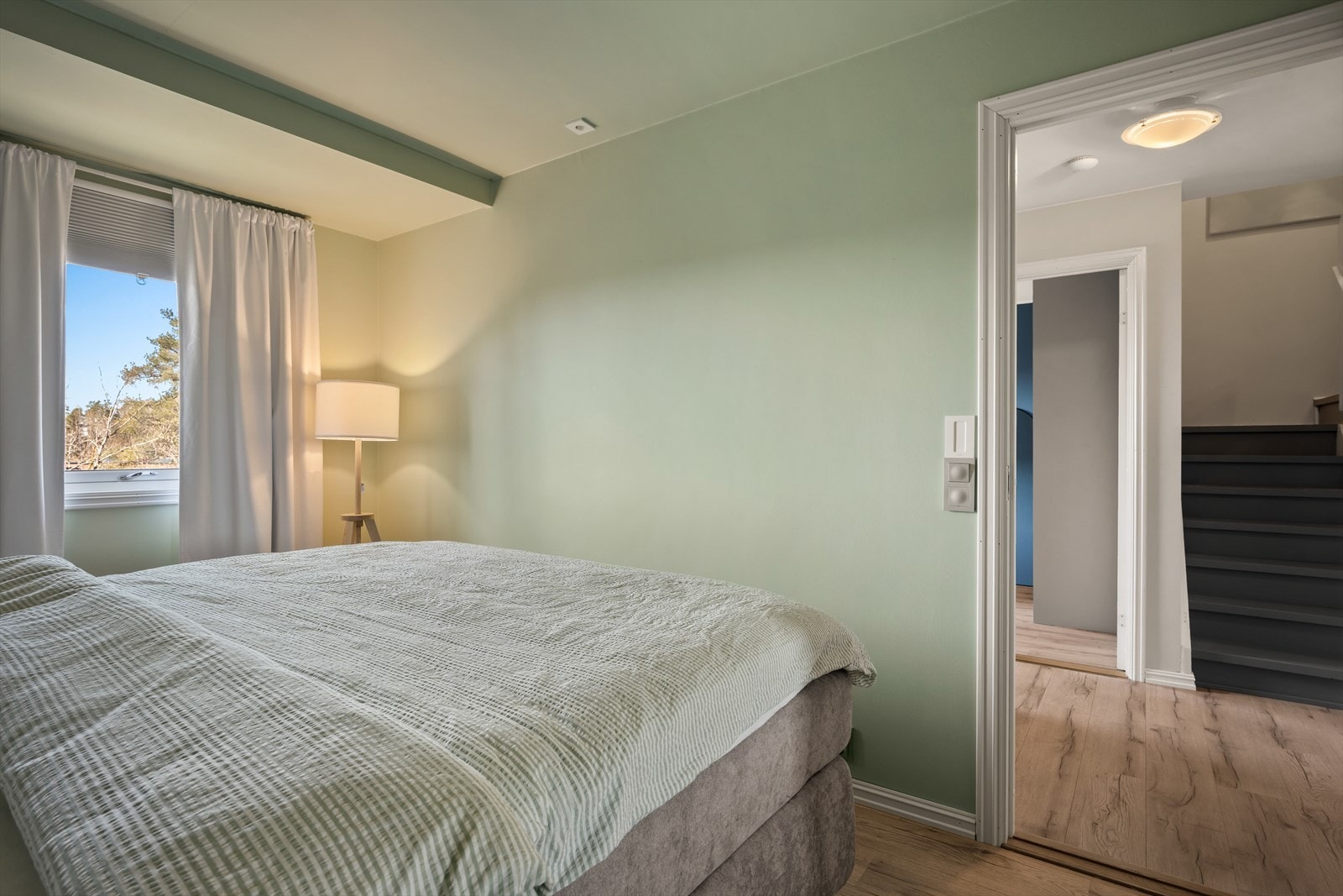 Hovedsoverom med skyvedørsgarderobe Galleribilde