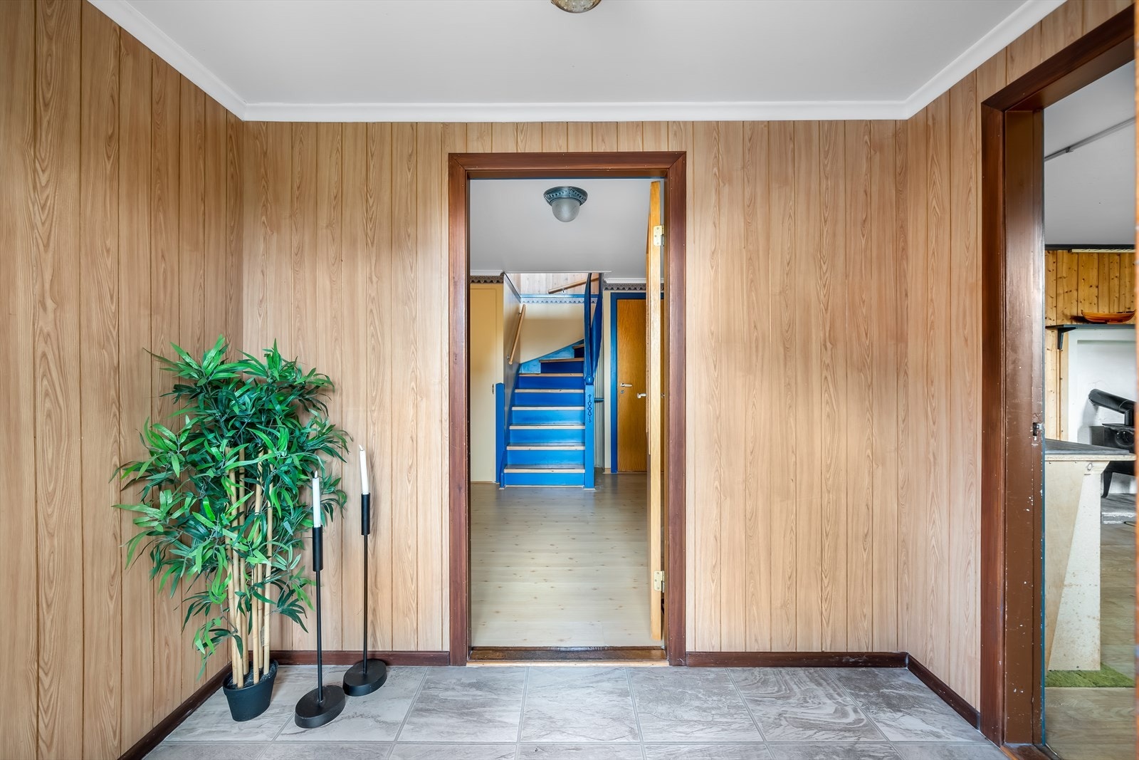 Velkommen inn! - Romslig vindfang. Galleribilde
