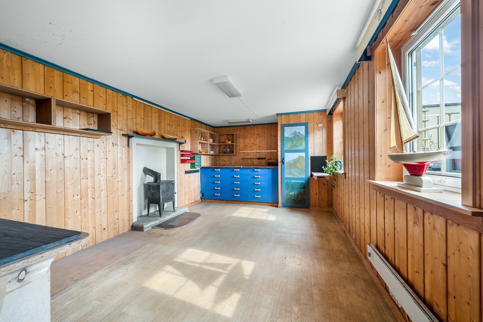 Romslig kjellerstue med gode vindusflater. Galleribilde