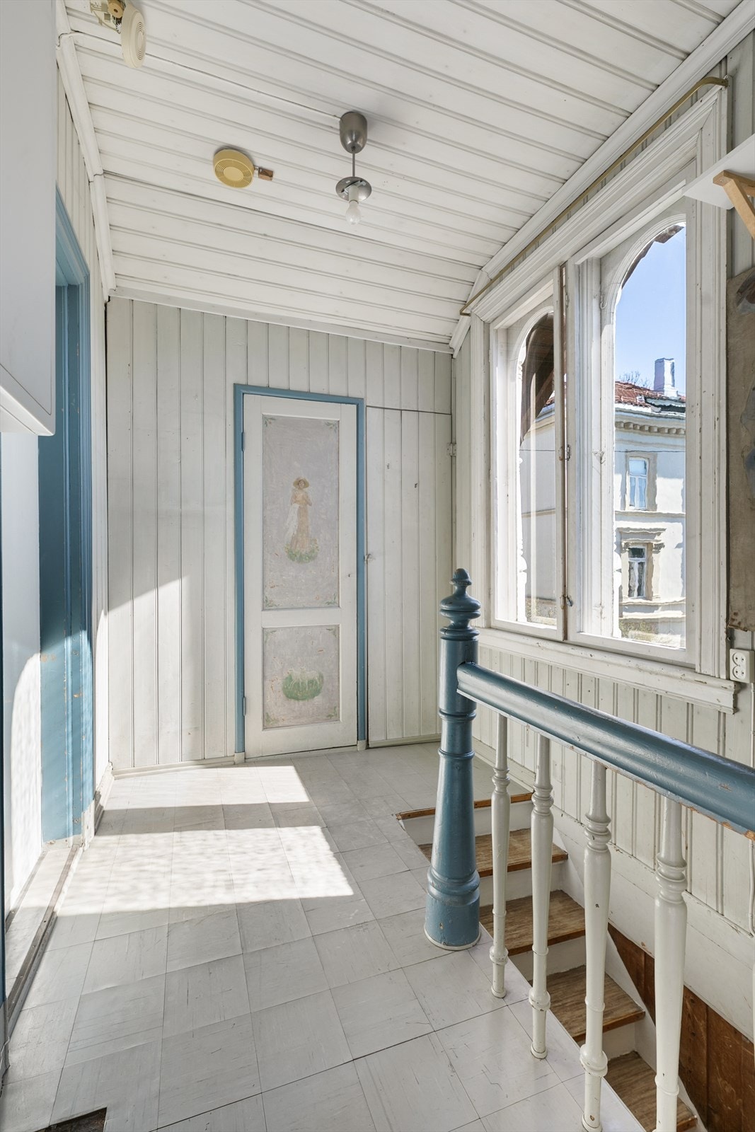 Trapperommet i andre etasje har malt panel og utsikt gjennom store vinduer. Galleribilde