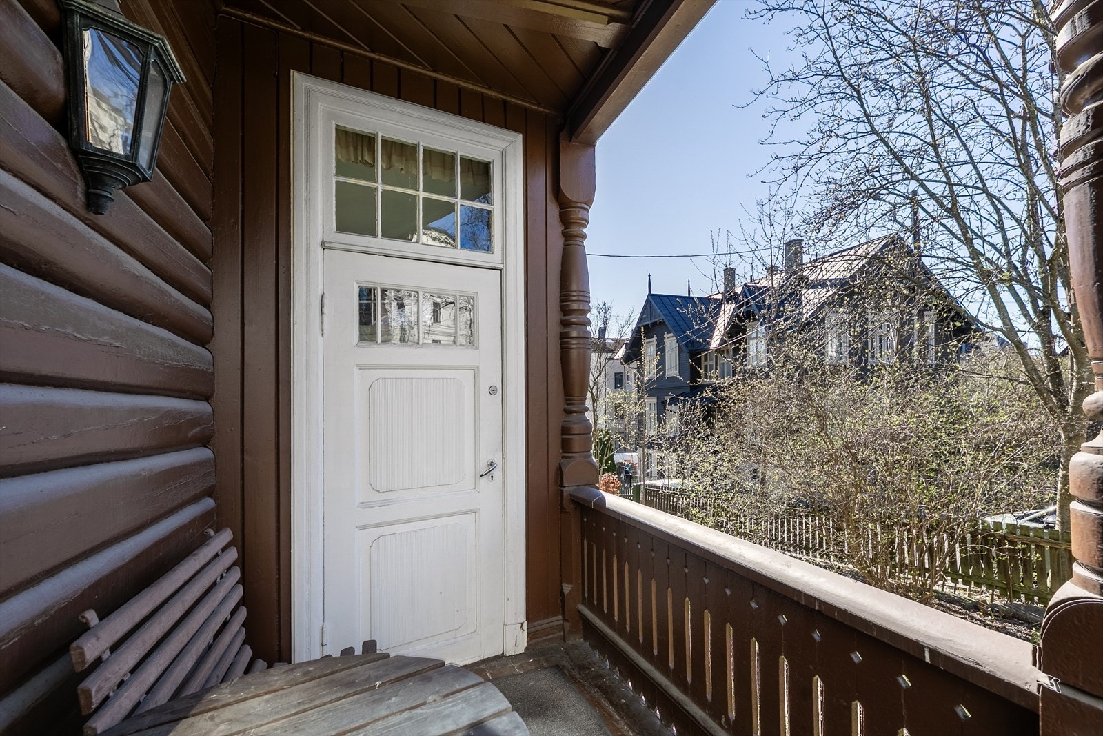 Verandaen har utgang fra stuen og vender mot den rolige hagen. Galleribilde