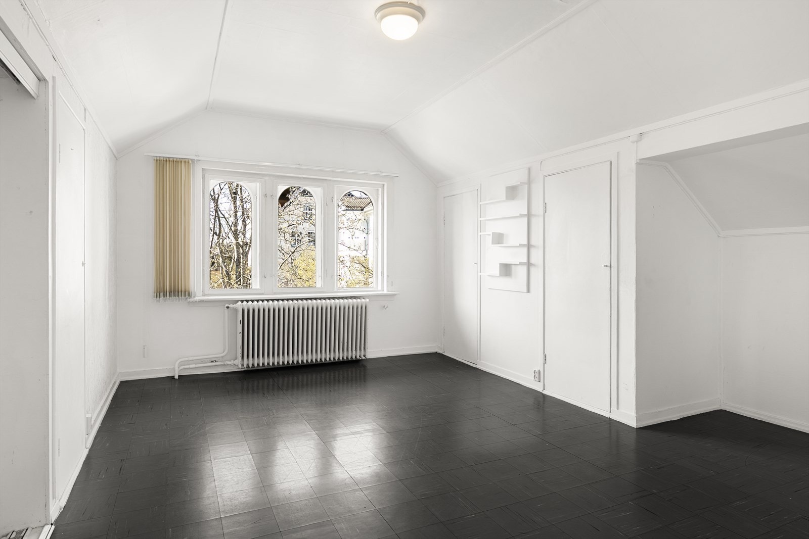 Stuen i 2. etasje er et luftig og fleksibelt oppholdsrom med skråtak som gir rommet særpreg og karakter. Galleribilde