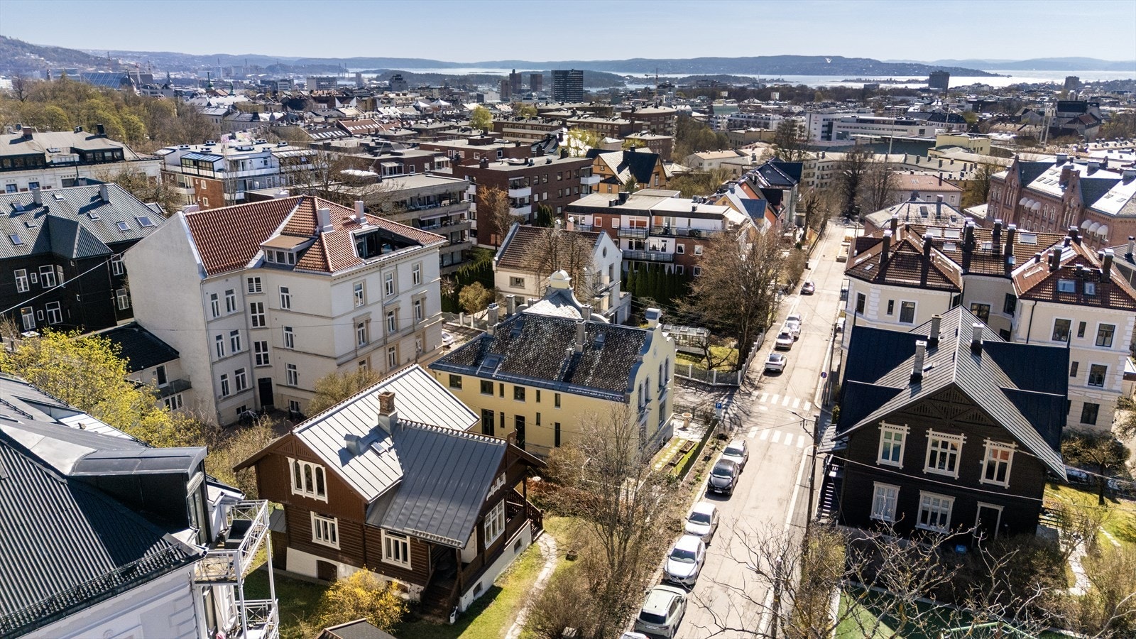Eiendommen er omkranset av klassiske bygårder og villaer. Galleribilde