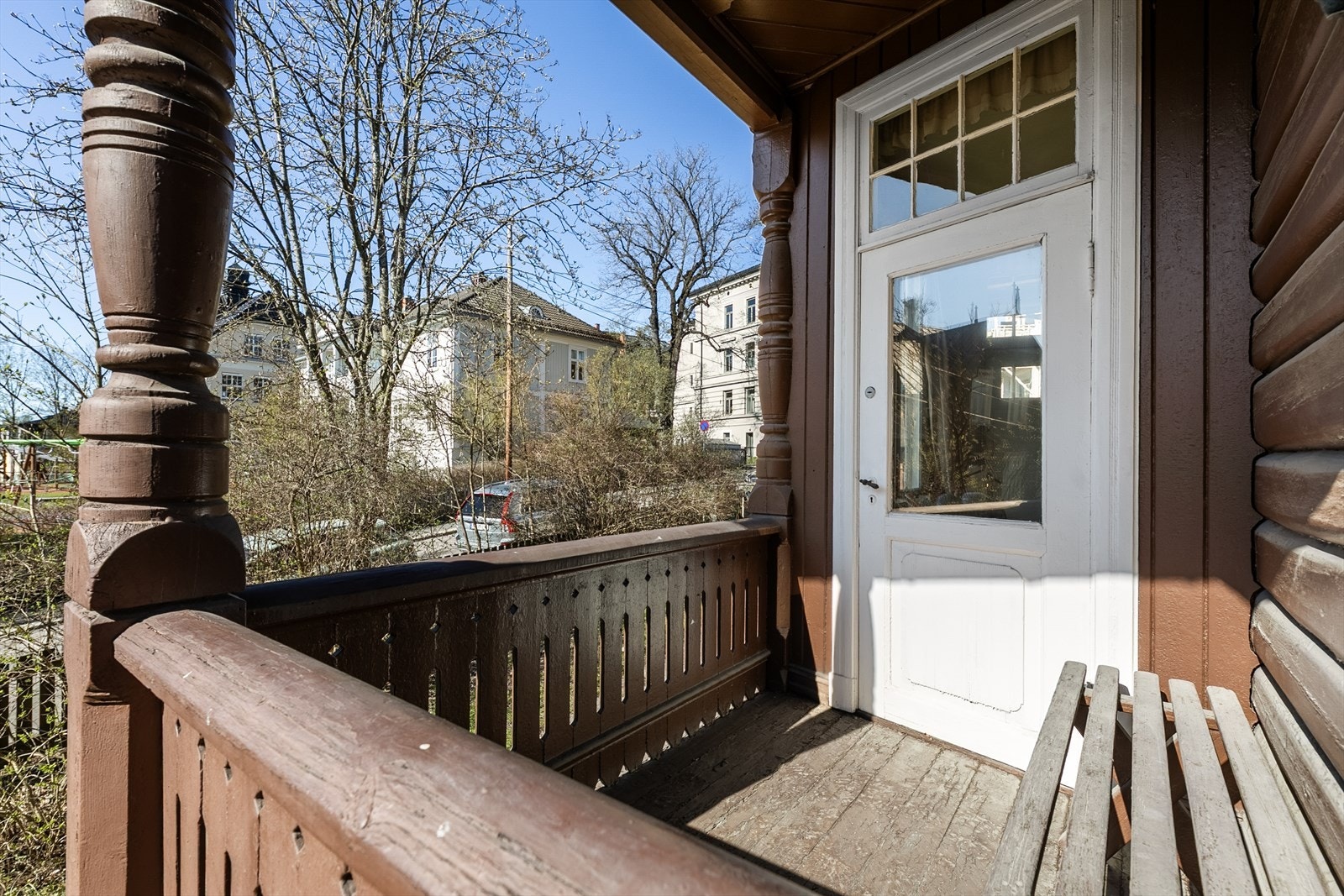 Utgang til veranda fra stuen gir mulighet for å nyte uteområdene. Galleribilde