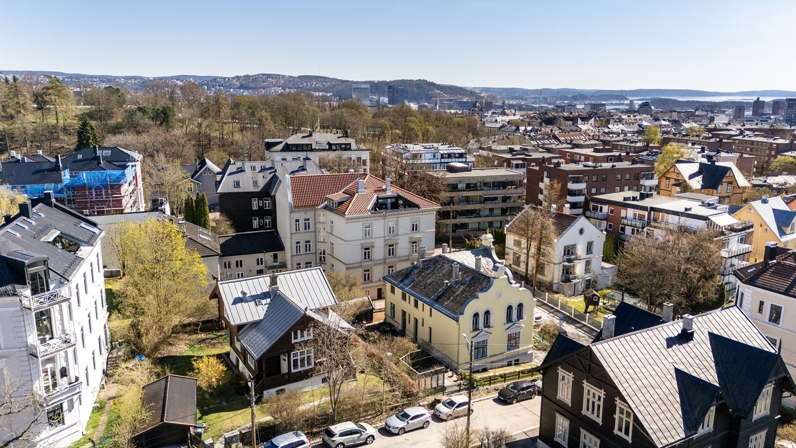Boligen har en sentral beliggenhet med nærhet til rekreasjonsområder. Galleribilde