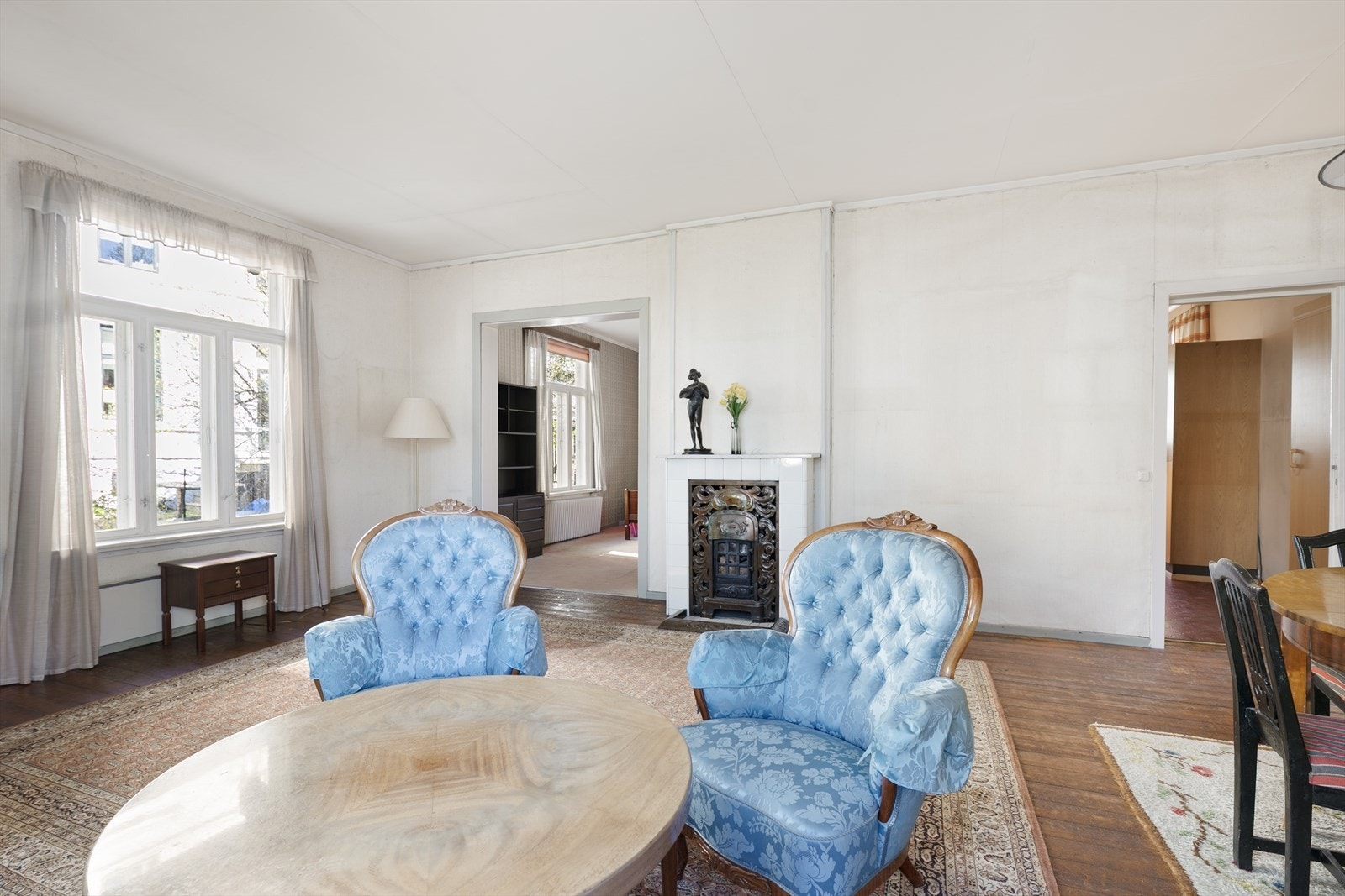 Rommet har en naturlig inndeling med plass til både sittegruppe og spiseavdeling, og gir fleksible møbleringsmuligheter. Alt av møbler og inventar som står i boligen i dag medfølger handelen. Galleribilde