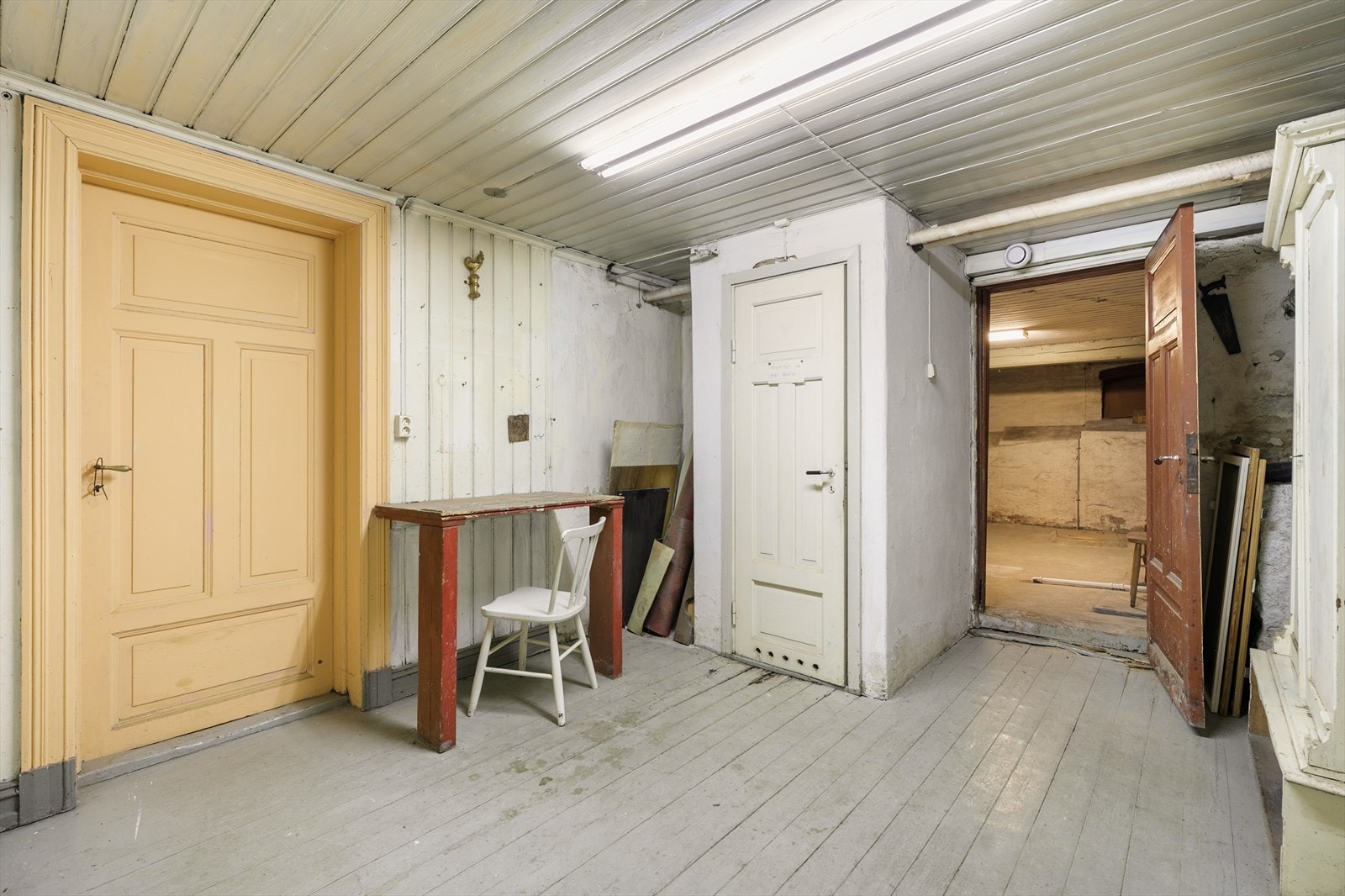 Verkstedet har egen adkomst via vindfang, noe som gir en funksjonell løsning for deg som ønsker egen inngang til denne delen av boligen. Galleribilde