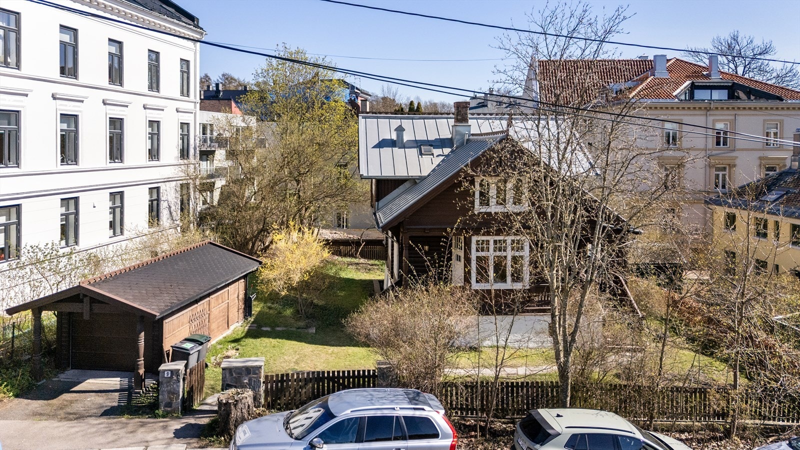 Eiendommen har gode parkeringsmuligheter, inkludert en frittstående garasje. Galleribilde