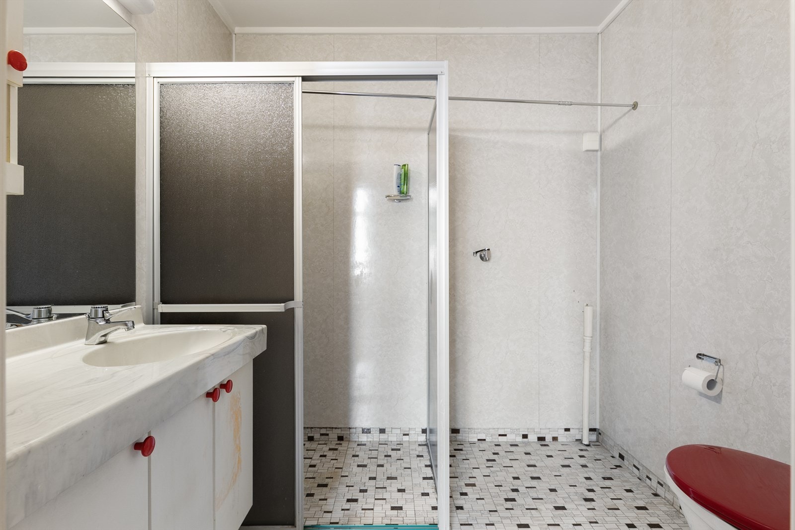 Badet er vurdert med behov for totaloppgradering grunnet eldre standard og mangelfull membran. Galleribilde