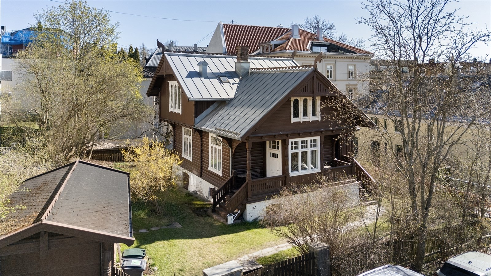 Eiendommen ligger i et attraktivt og etablert boligområde med kort vei til rekreasjonsområder. Galleribilde
