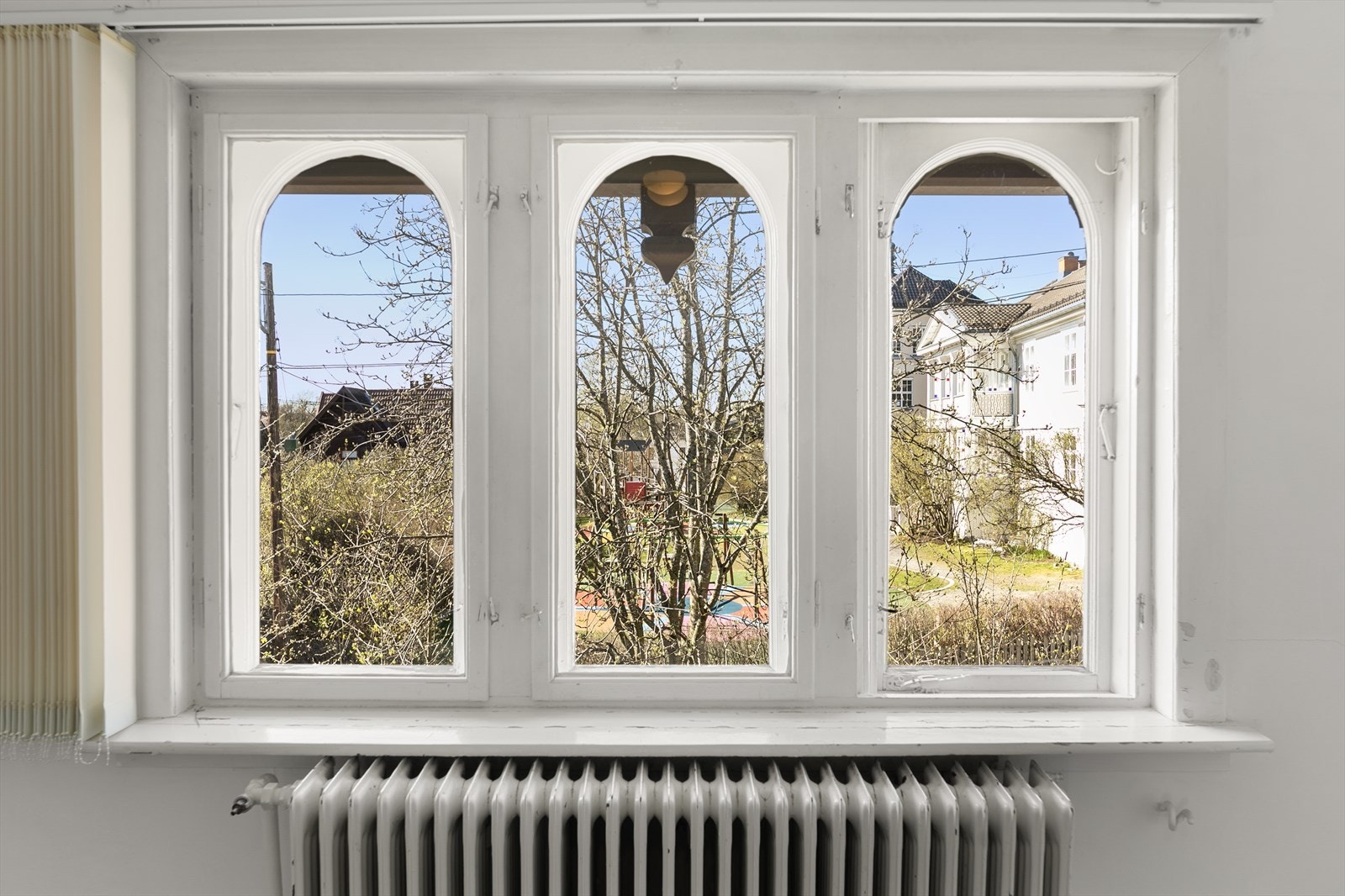 Store vindusflater slipper inn godt med dagslys og gir en hyggelig utsikt til omgivelsene. Galleribilde