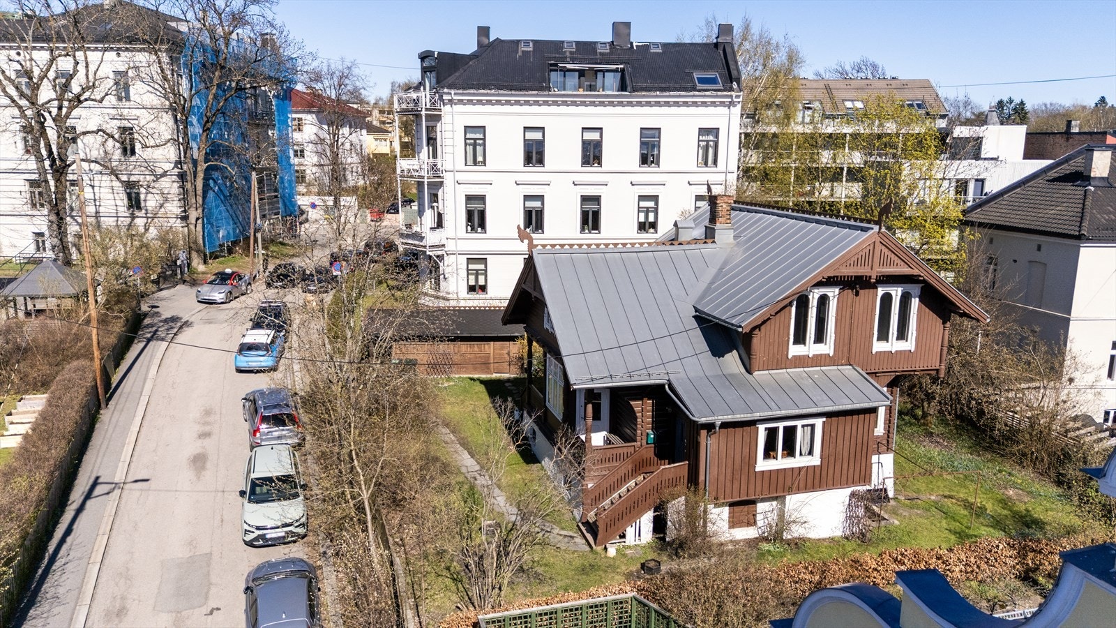 Huset har en tradisjonell arkitektur med detaljer som saltak og profilerte vinduskarmer. Galleribilde