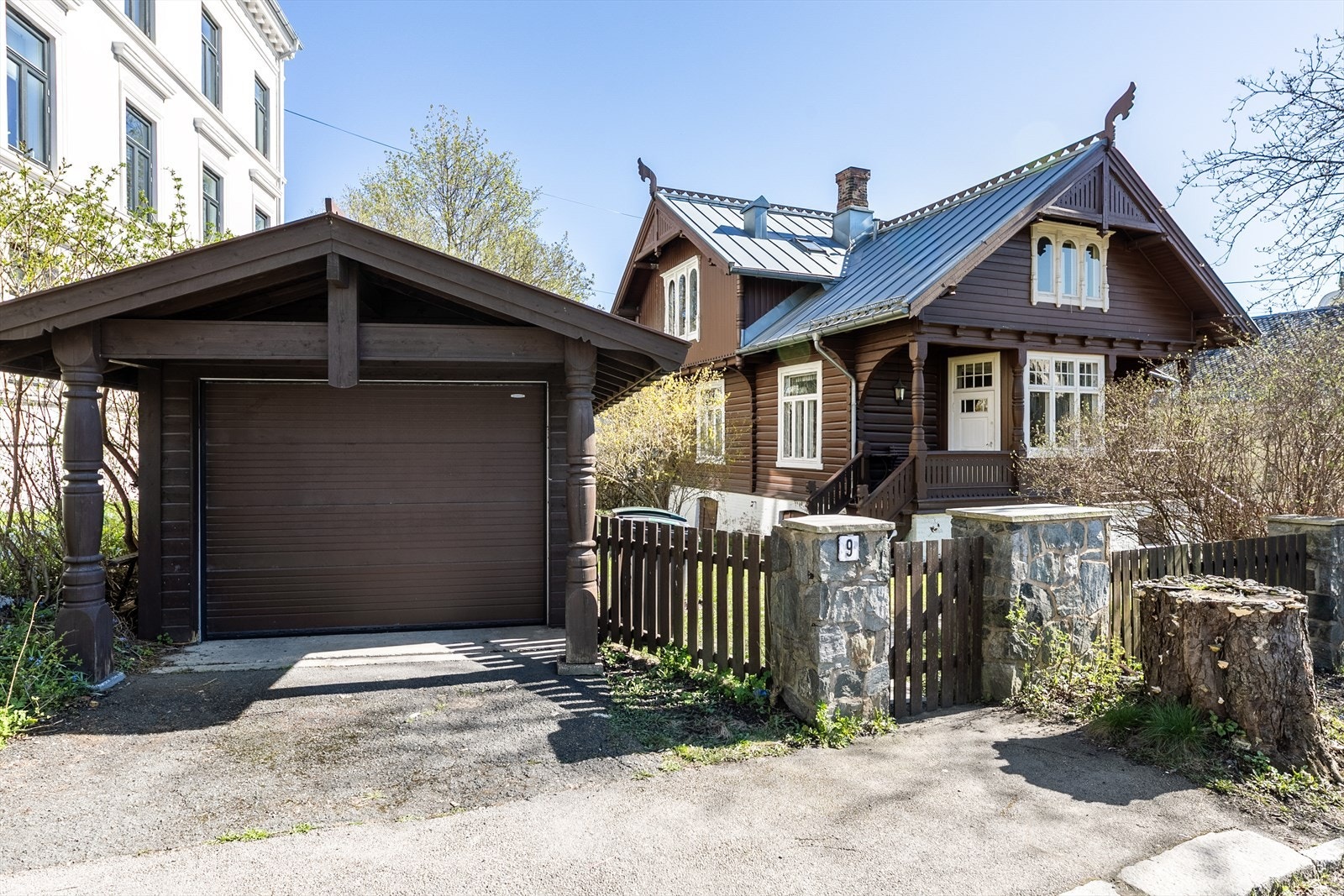 Boligen fra 1895 går over flere plan med et bruksareal på 229 m². Eiendommen har en eiet tomt på 570 m² med frittstående garasje. Galleribilde