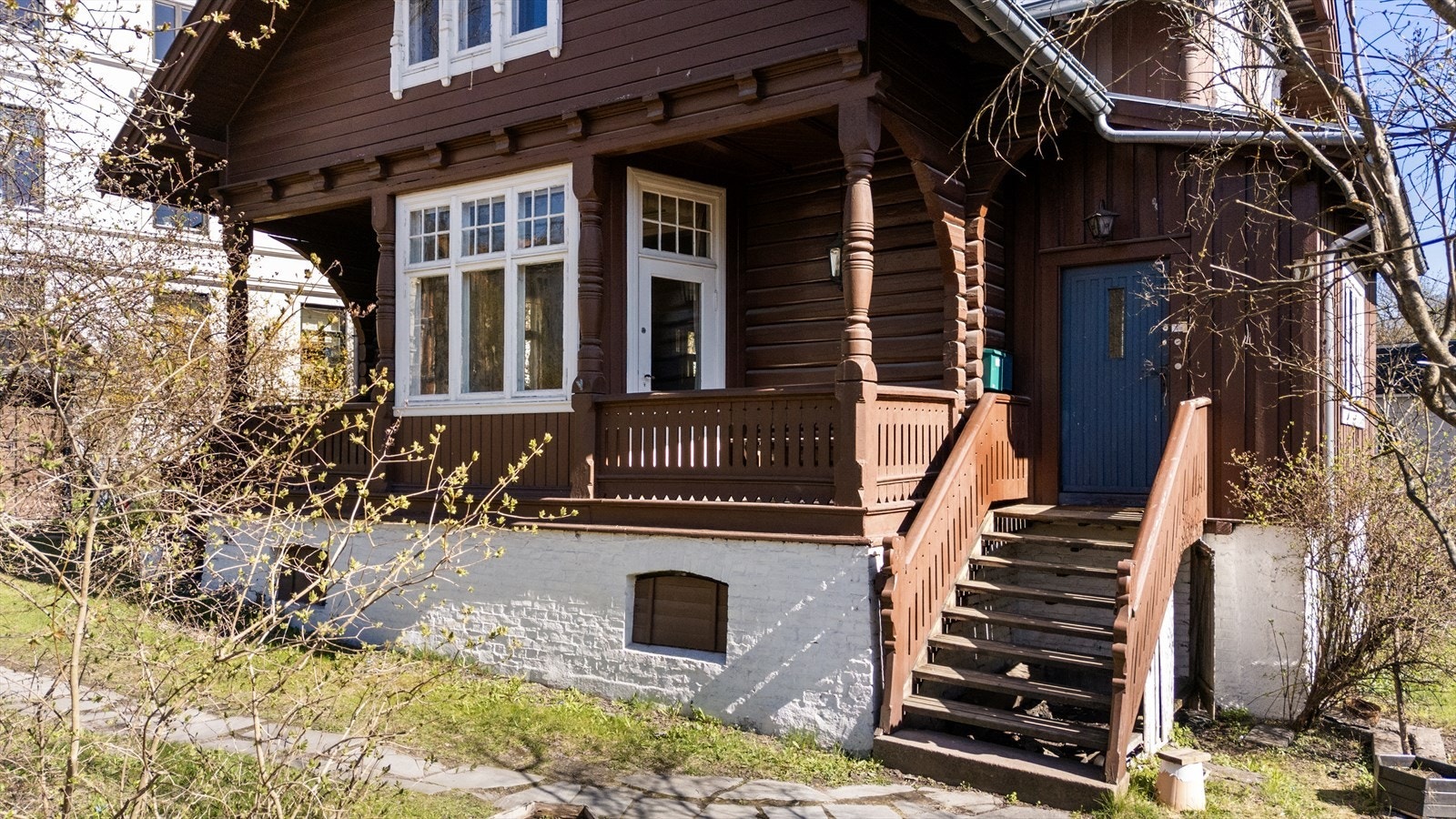 Hovedinngangen til boligen har en trapp opp til en overbygget veranda. Galleribilde