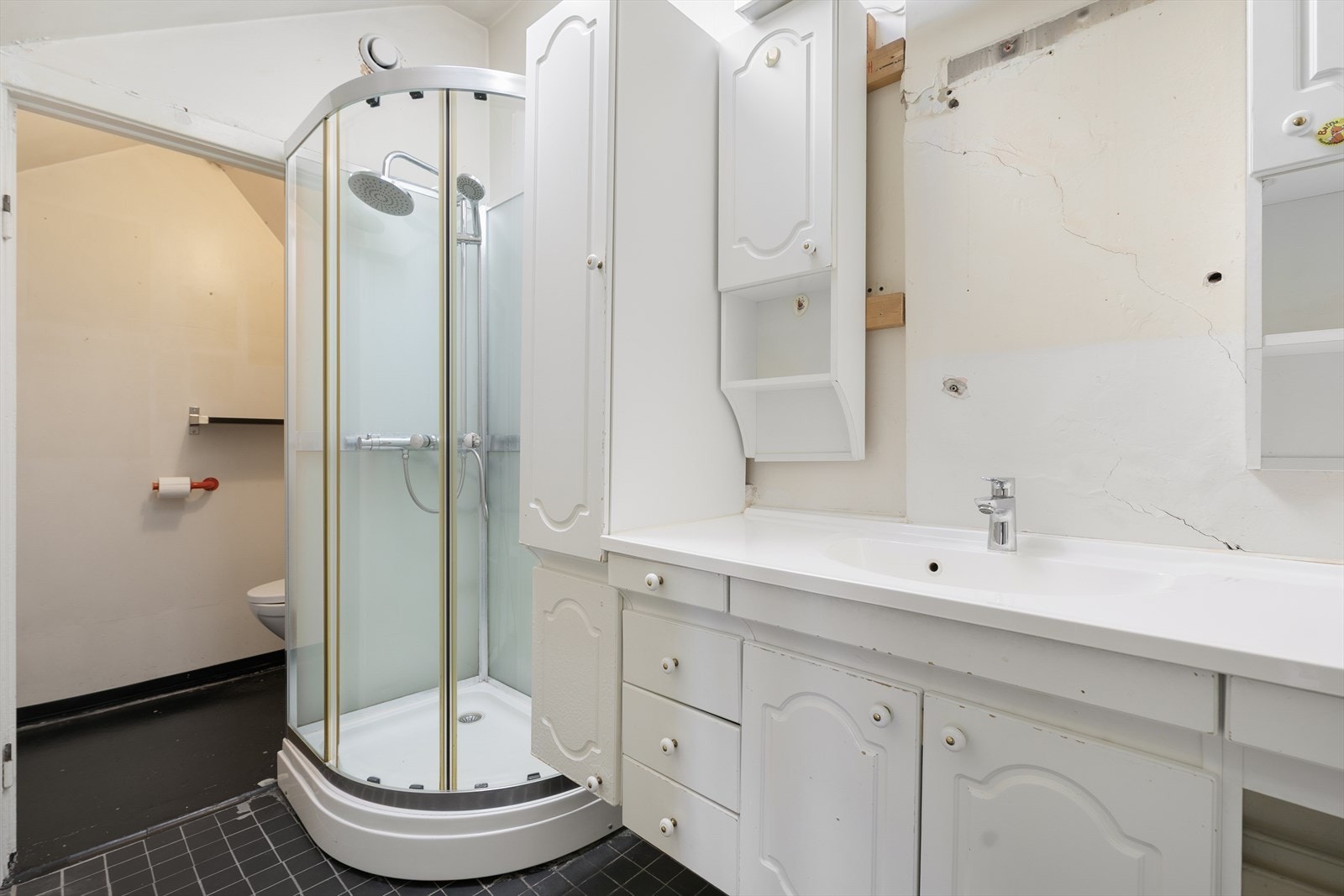 Badet har eldre våtromskonstruksjon med behov for total renovering. Galleribilde